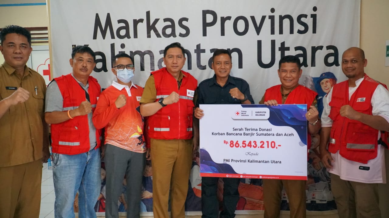 DONAS KORBAN BANJIR: Ketua PMI Kaltara Risdianto (tiga dari kanan) menerima hasil penggalangan donasi dari PMI Bulungan. (IPUNK/HRK)