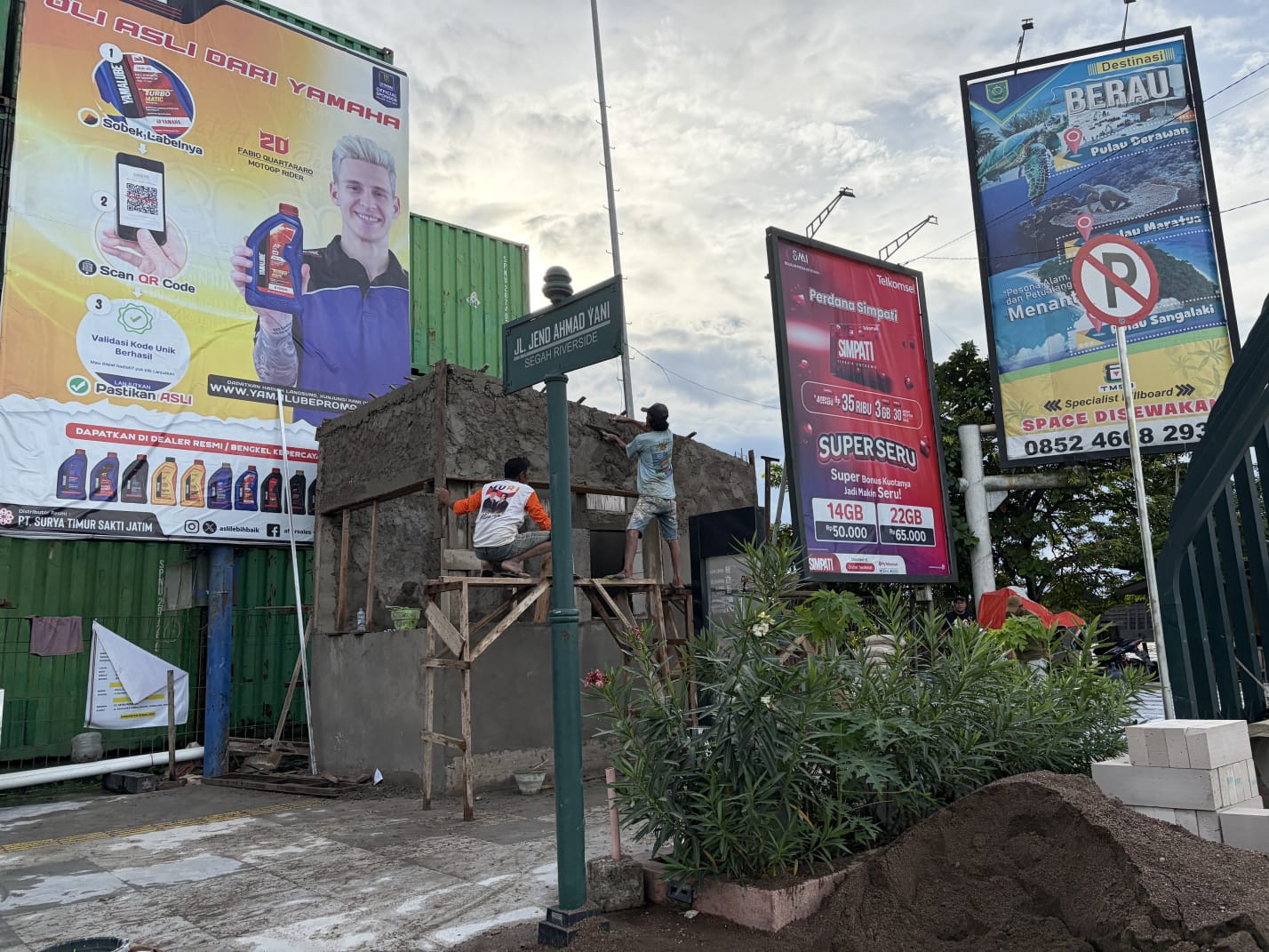 TINGKATKAN PENGAWASAN: Pembangunan pos jaga yang berada di kawasan Tepian Ahmad Yani terus berprogres dan ditarget selesai akhir Desember. (IZZA/BP)