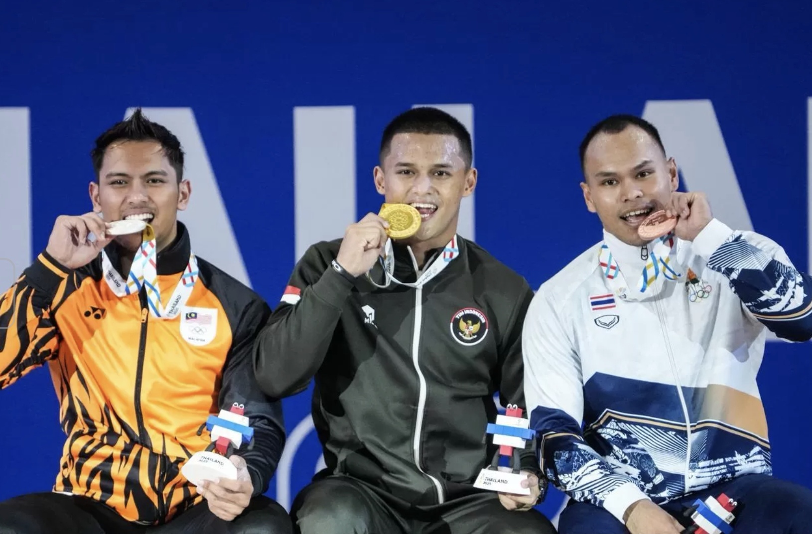 Rizki Juniansyah berada di atas podium usai menyabet emas SEA Games 2025 nomor 79 kg putra. (Dok: NOC Indonesia/Tetuko Mediantoro)