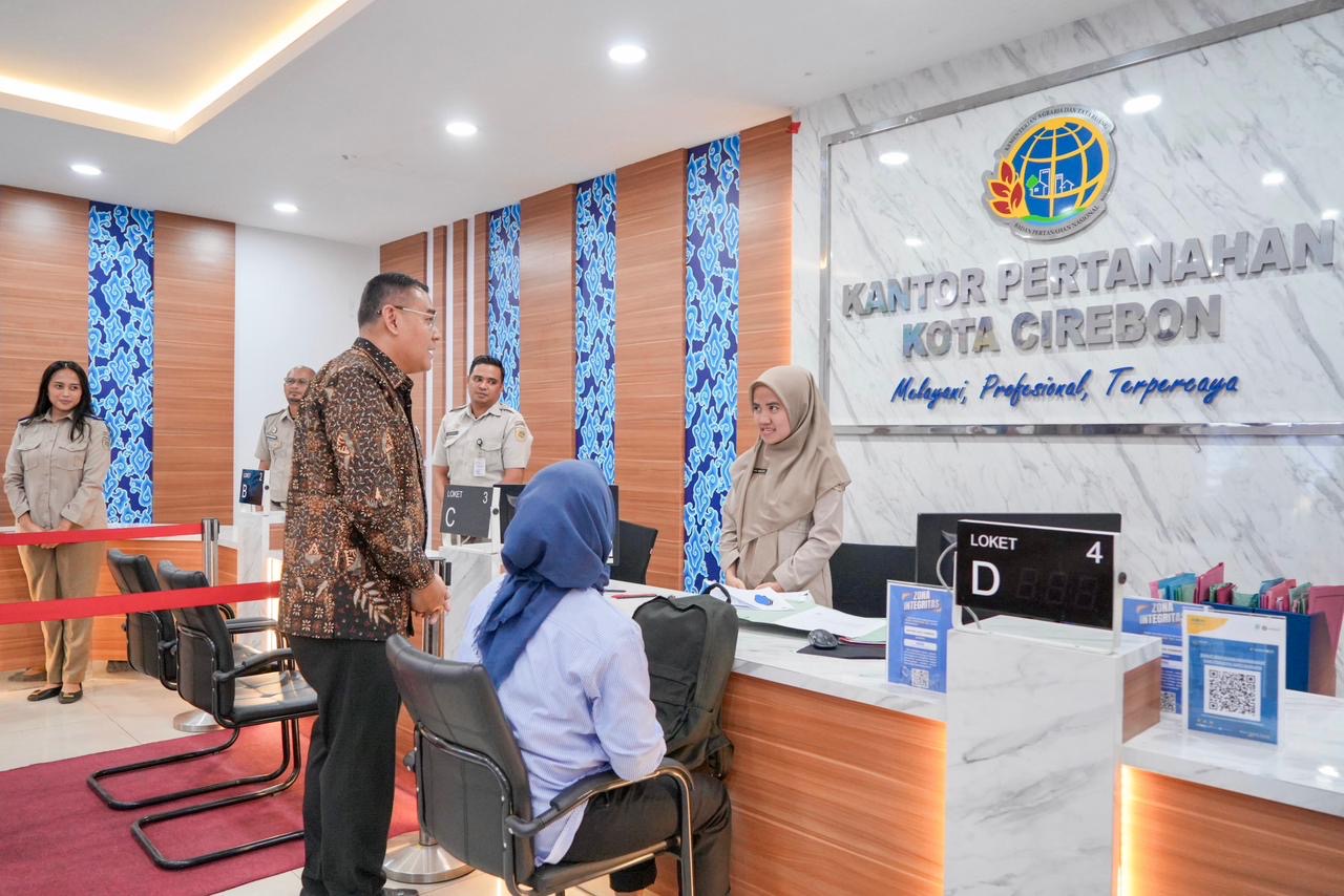KUNJUNGAN: Wakil Menteri ATR/BPN Ossy Dermawan melakukan kunjungan kerja sekaligus melakukan peninjauan langsung ke Kantah Kota Cirebon. (ATR/BPN)