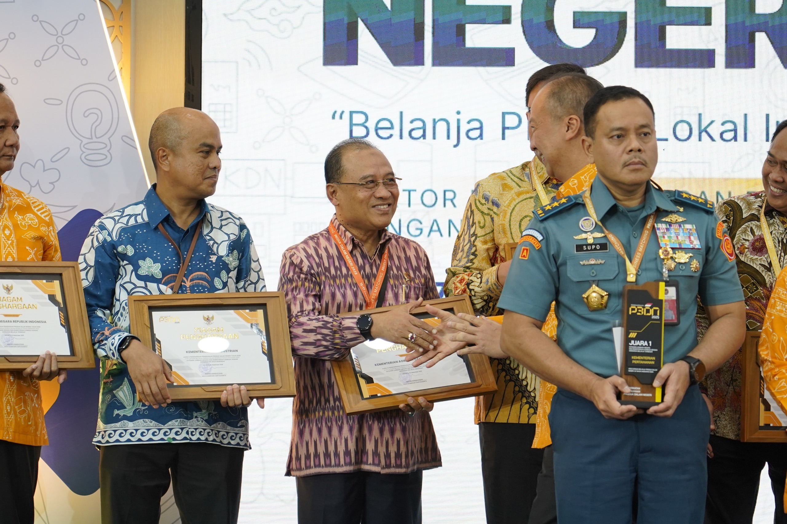PENGHARGAAN: Kementerian ATR/BPN berhasil meraih peringkat ketiga secara nasional dalam Penghargaan Penggunaan Produk Dalam Negeri (P2DB) dari Kementerian Perindustrian. (ATR/BPN)