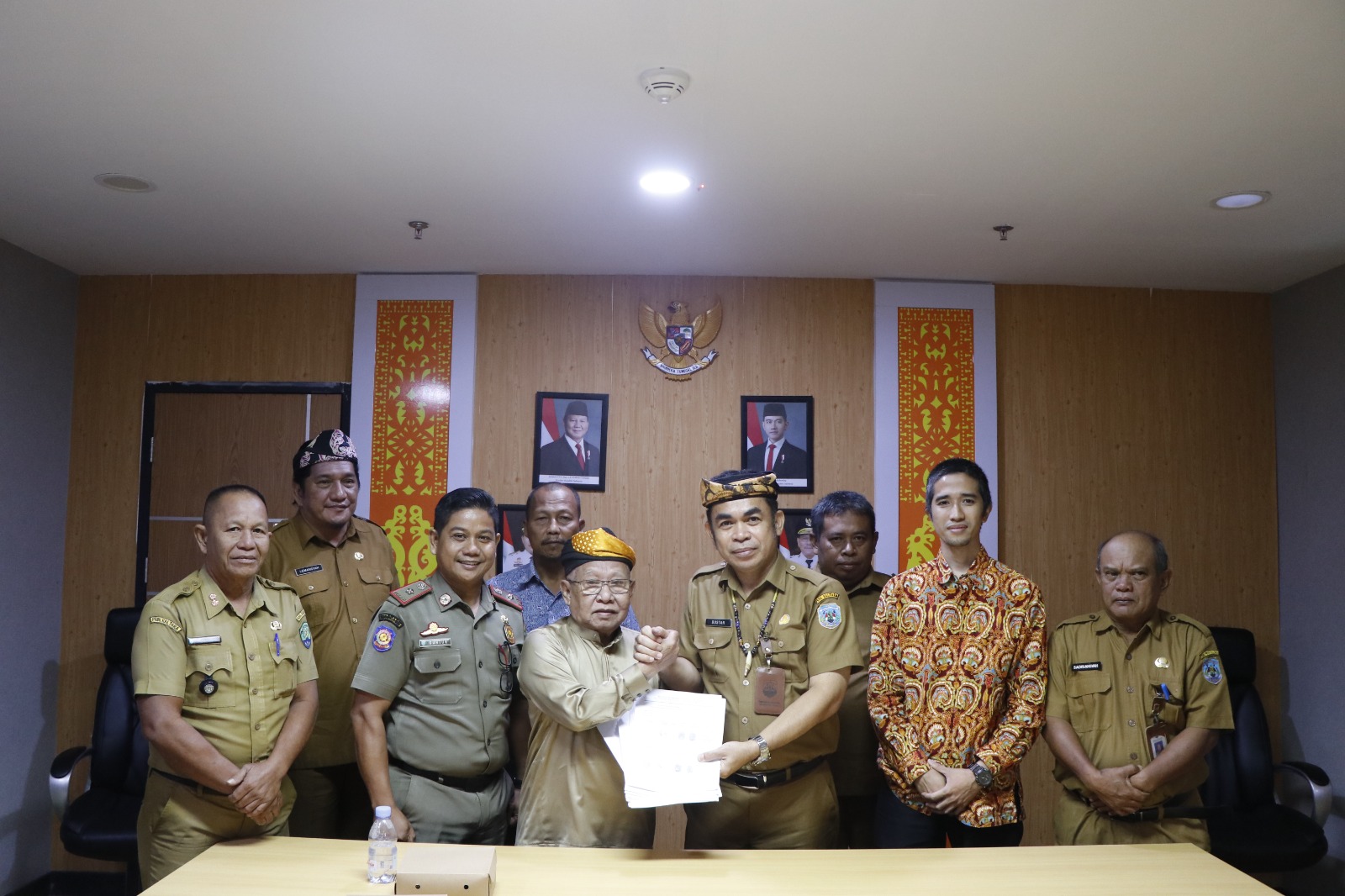 BANGUN ISLAMIC CENTER: Pj Sekprov Kaltara Bustan menerima menerima hibah aset berupa tanah dari  Budiman Arifin. (DKISP KALTARA)