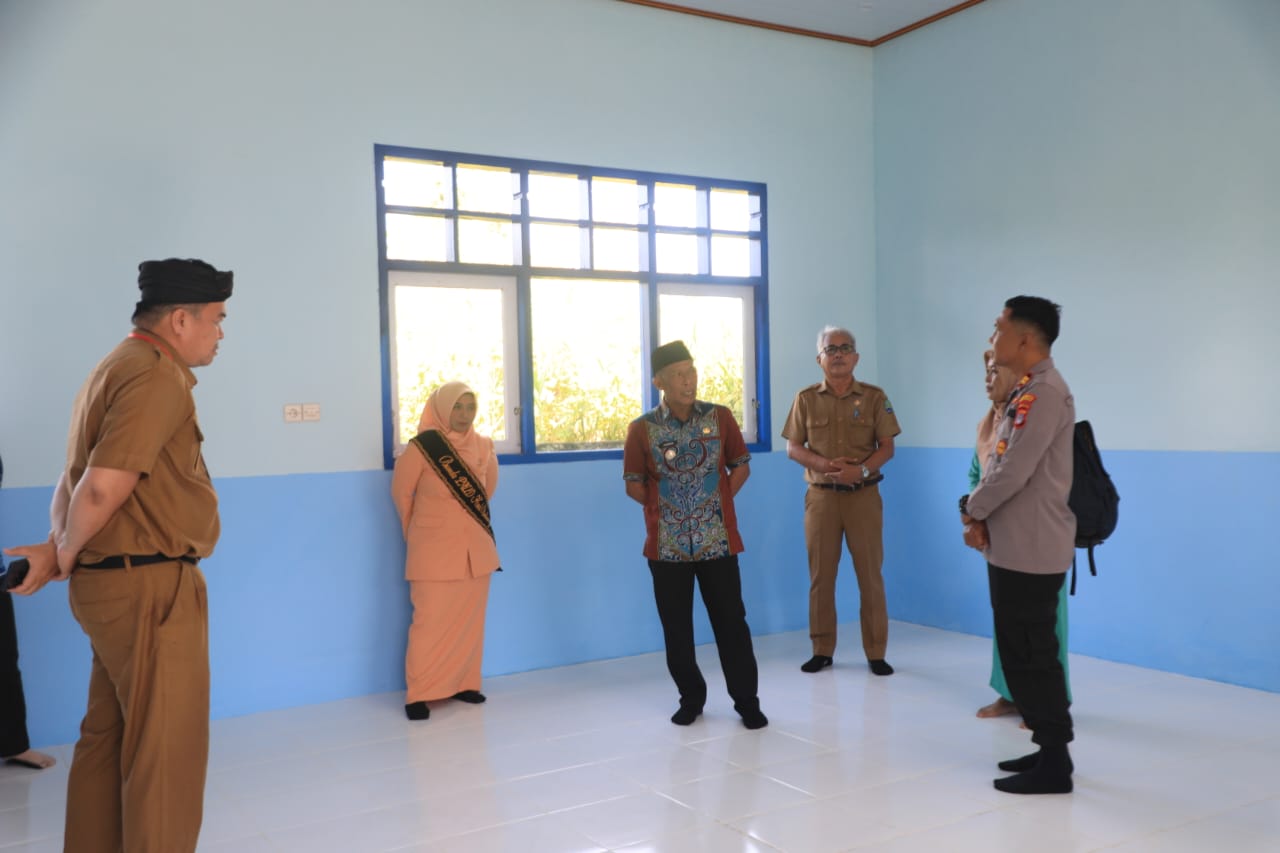 SARPAS PENDIDIKAN: Bupati Bulungan Syarwani (berpeci) meninjau TK Pembina Negeri 1 Tanjung Palas, beberapa waktu lalu. (PEMKAB BULUNGAN UNTUK HRK)