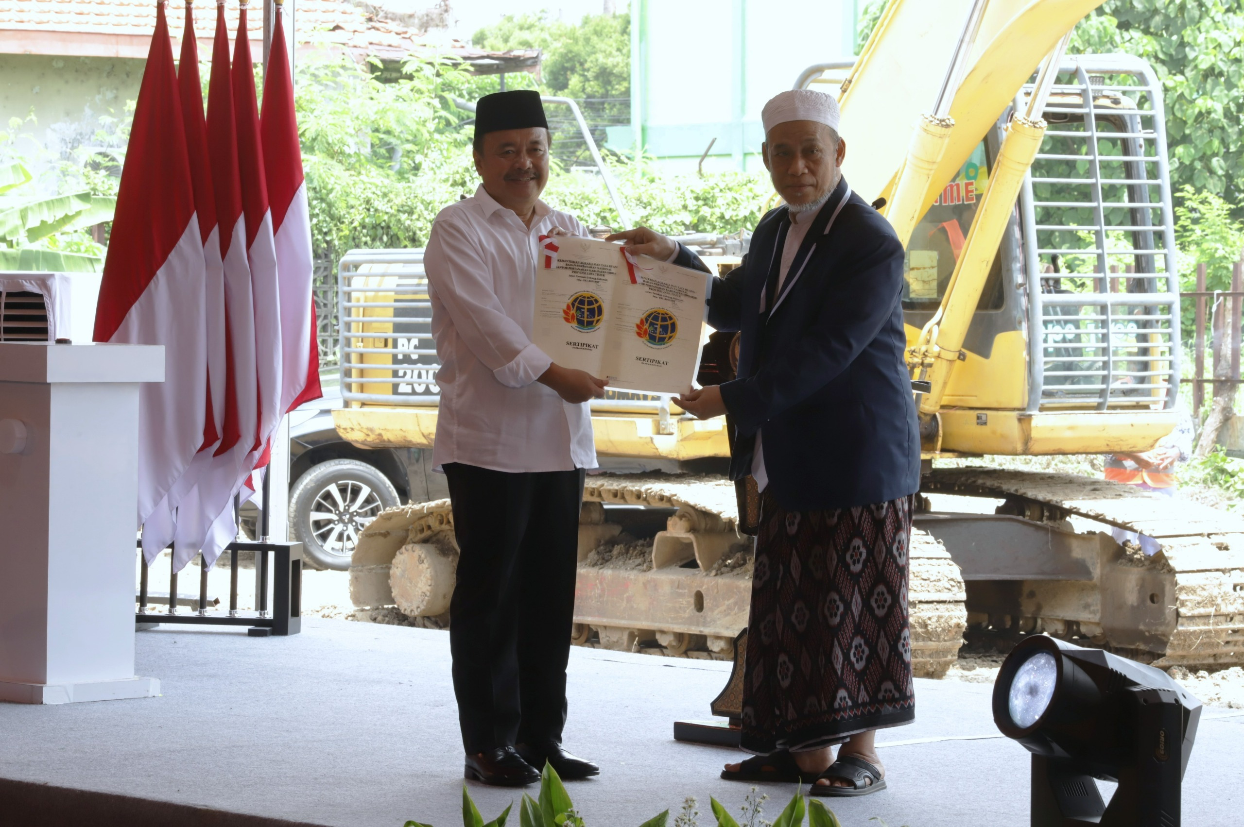PENYERAHAN: Direktur Jenderal (Dirjen) Pengendalian dan Penertiban Tanah dan Ruang (PPTR) Kementerian ATR/BPN, Jonahar menyerahkan sertifikat tanah wakaf ke Pesantren Al-Khoziny. (ATR/BPN)