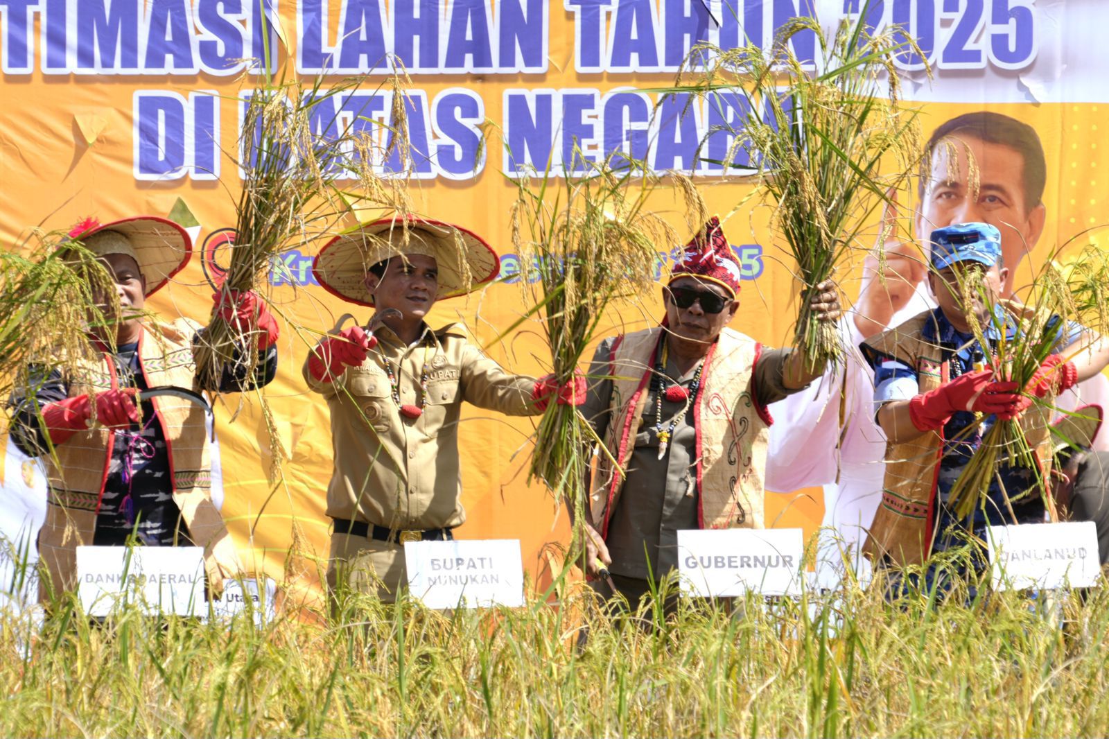 KE PERBATASAN: Gubernur Kaltara Zainal A. Paliwang (dua dari kanan) hadir langsung dalam Panen Raya di Desa Long Kiwar, Kecamatan Krayan Barat, Kabupaten Nunukan. (DKISP KALTARA)