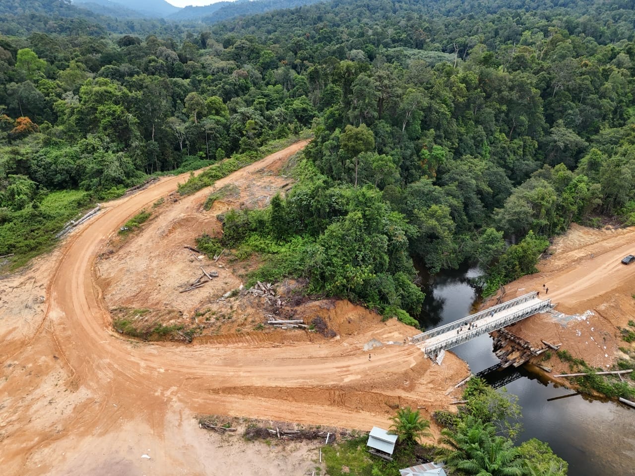 PENINJAUAN: Wakil Bupati Berau, Gamalis serta Kepala Bidang Preservasi Jalan dan Jembatan DPUPR Berau, Junaidi, melihat kondisi salah satu jembatan bailey yang tuntas dipasang. (PROKOPIM SETKAB BERAU)
