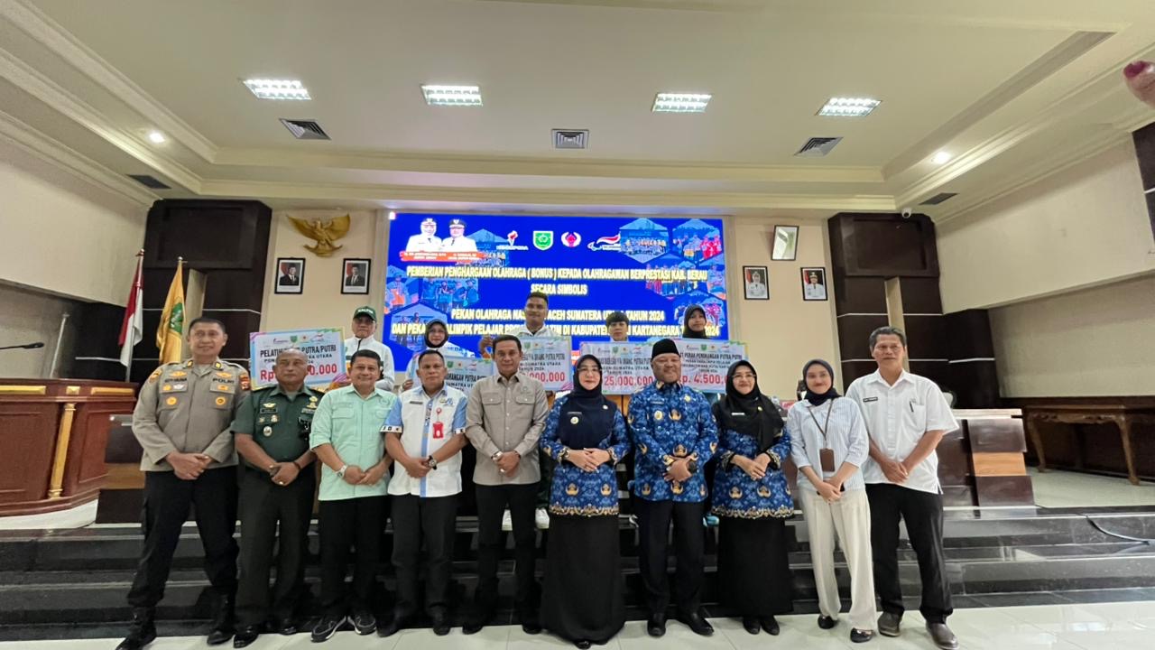 PENYERAHAN: Pemberian bonus untuk para atlet dilakukan secara simbolis oleh Bupati Berau, Sri Juniarsih kepada para atlet kemarin. (ARTA KUSUMA YUNANDA/BP)