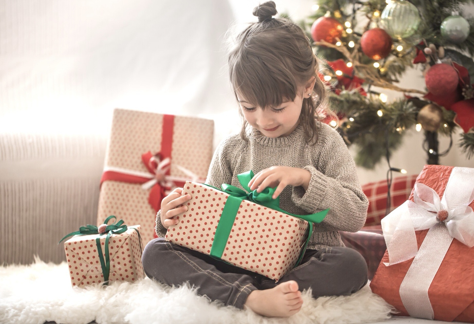 Ilustrasi kado Natal untuk anak. (Freepik)