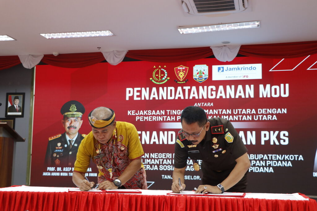 TEKEN MOU: Kajati Kaltara Yudi Indra Gunawan dan Gubernur Kaltara Zainal A. Paliwang lakukan penandatanganan Nota Kesepahaman, di Aula Kantor Gubernur Kaltara, Kamis (18/12). (DKISP KALTARA)
