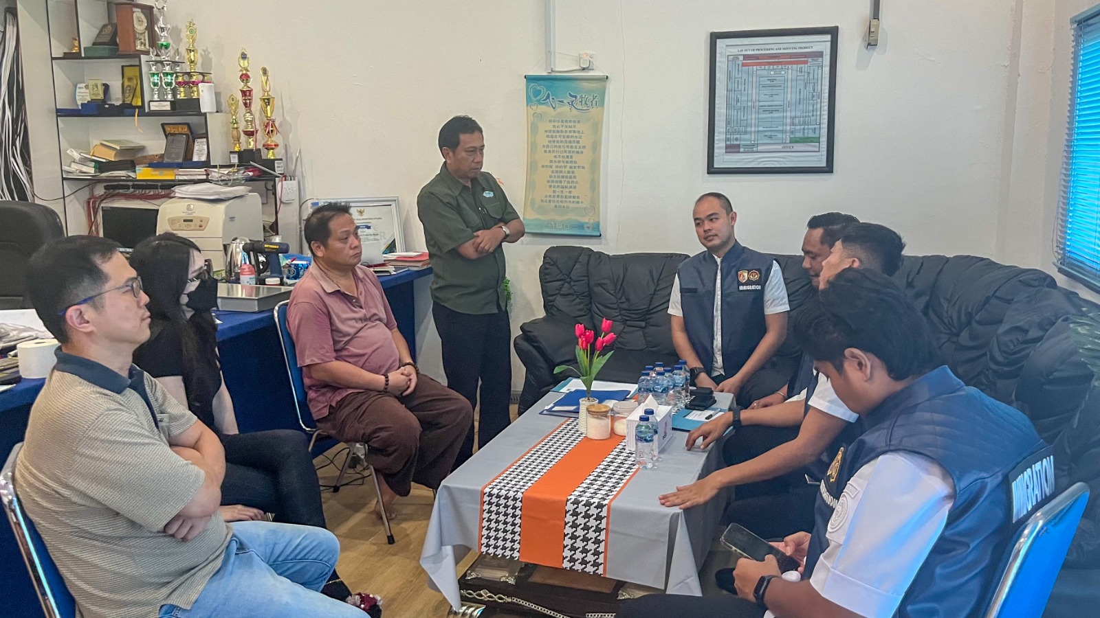 PENGAWASAN TKA: Petugas Imigrasi Tarakan mengawasi TKA di beberapa perusahaan di Tarakan. (KANTOR IMIGRASI TARAKAN UNTUK HRK)