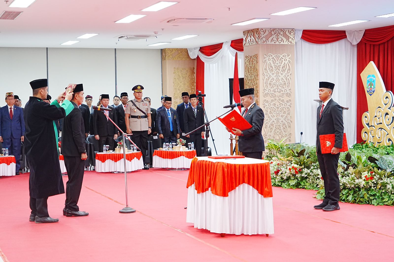 LANTIK SEKPROV: Gubernur Kaltara Zainal A. Paliwang resmi melantik Denny Harianto sebagai Sekprov Kaltara, Jumat (20/12). (DKSIP)