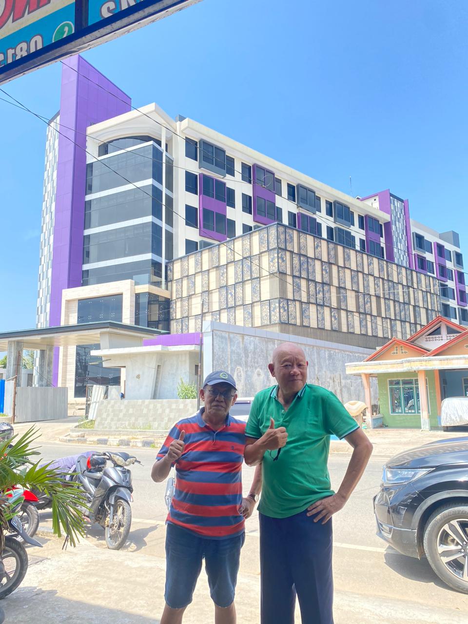 SELAMAT: Penulis bersama Oetomo Lianto dengan latar Mercure Hotel beberapa bulan sebelum diresmikan. (Dok pribadi)