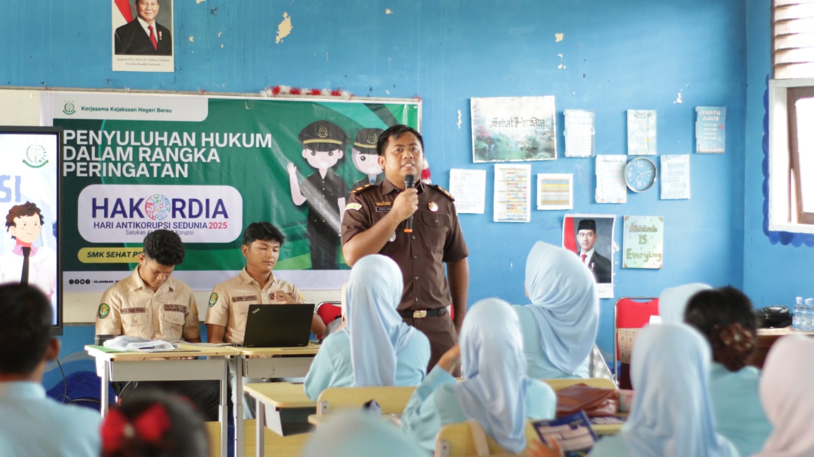 SOSIALISASI: Kejari Berau melalui seksi intelijen melaksanakan penyuluhan hukum bersama duta pelajar sadar hukum dalam rangka Hari Anti Korupsi Dunia. (SENO/BP)
