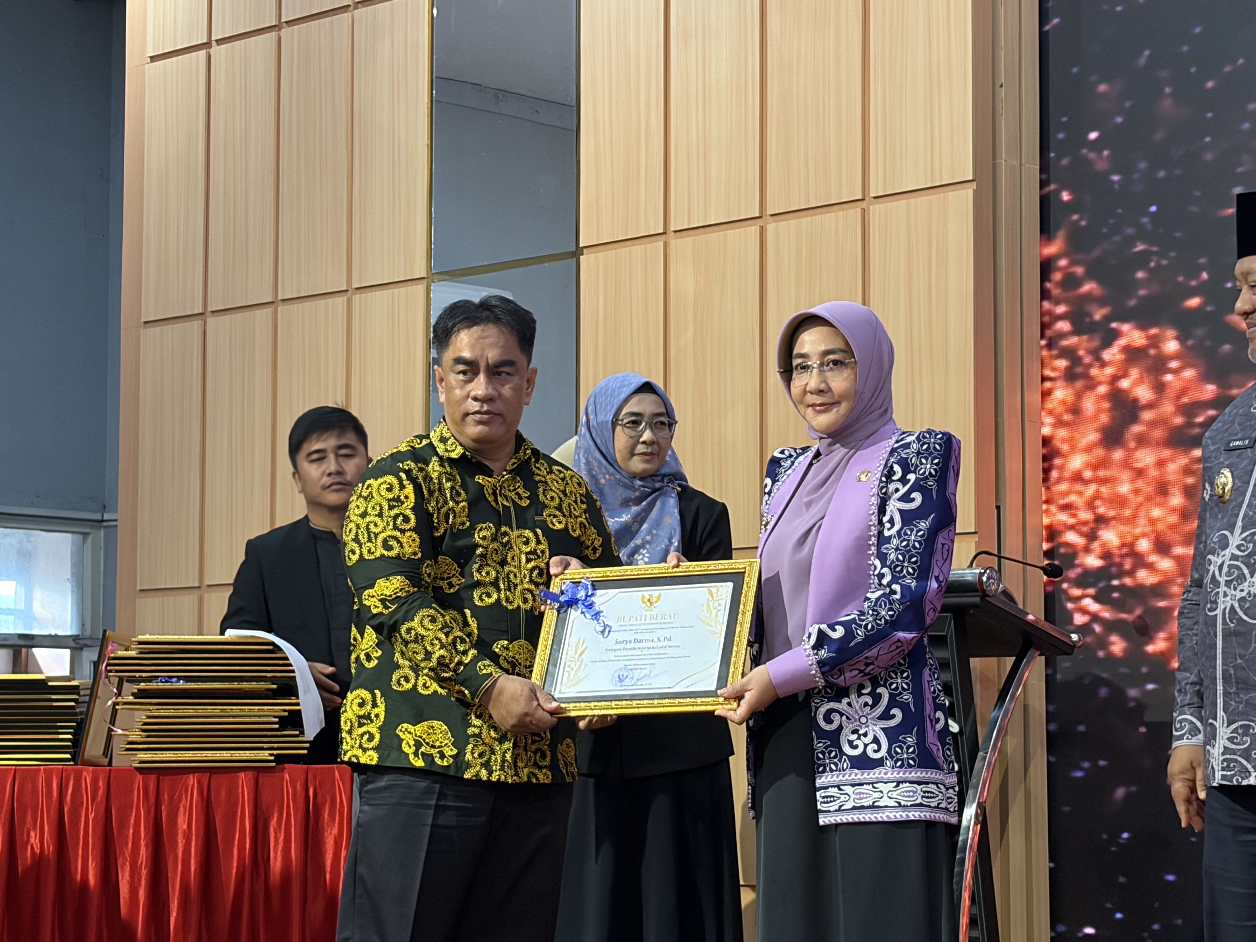 PENUTUPAN: Rangkaian kegiatan Bulan Kunjung Perpustakaan tahun 2025 resmi ditutup oleh Bupati Berau, Sri Juniarsih, Jumat (19/12). (IZZA/BP)