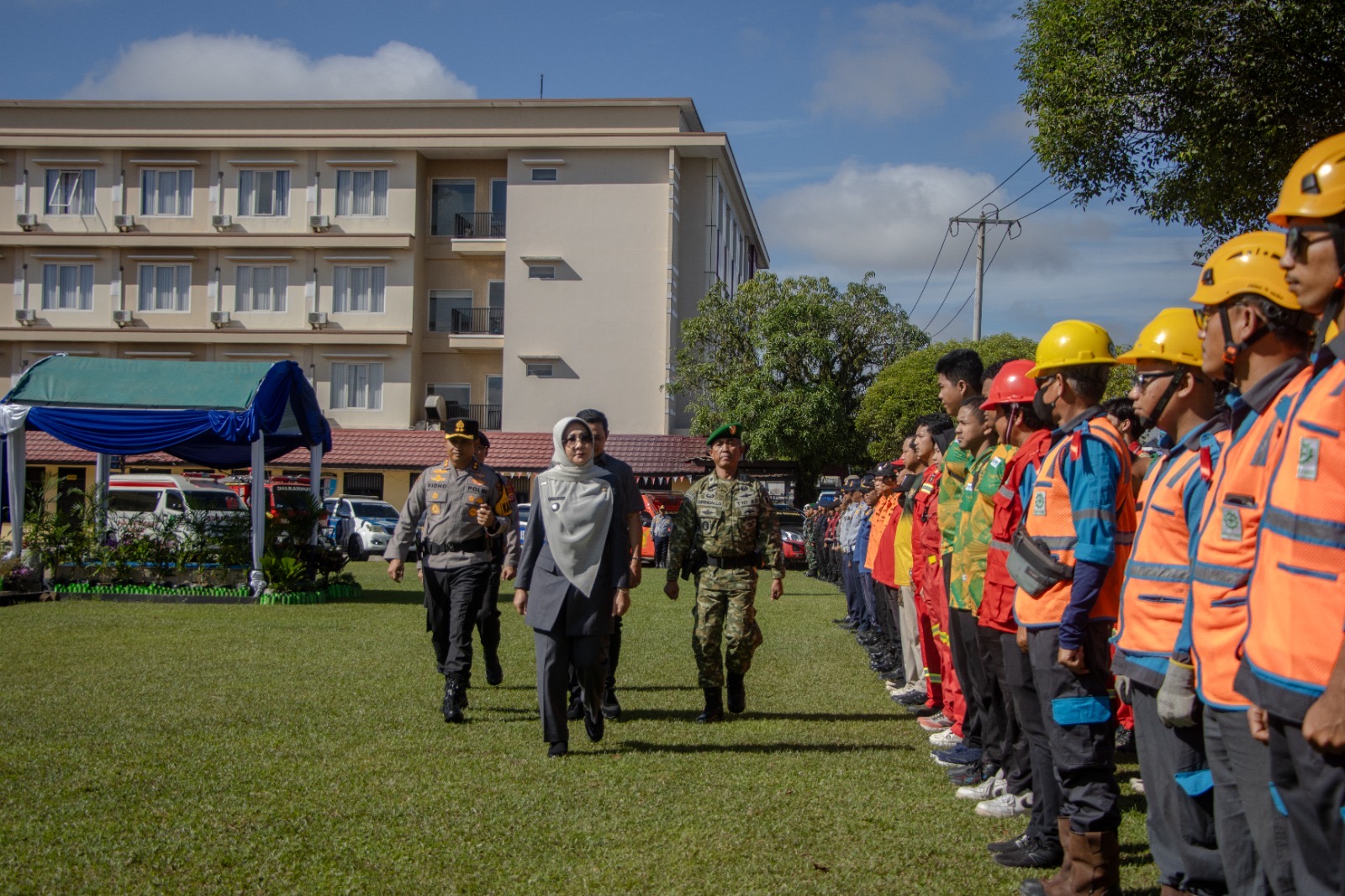 SIAP SIAGA: Bupati Berau Sri Juniarsih dan Kapolres Berau AKBP Ridho Tri Putranto saat melakukan pengecekan personel saat apel pasukan, kemarin. (ARTA KUSUMA YUNANDA/BP)