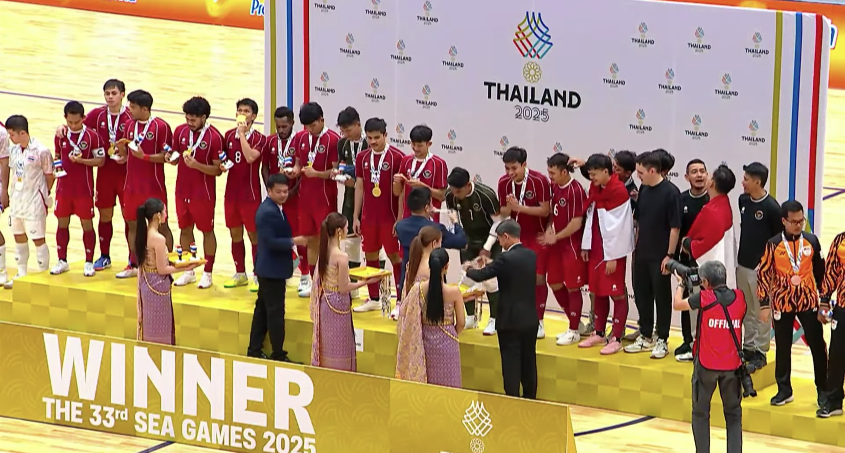 Timnas Futsal Indonesia saat meraih emas dalam ajang SEA Games 2025 di Thailand. (Tangkpan Layar Youtube Federasi Futsal Indonesia)
