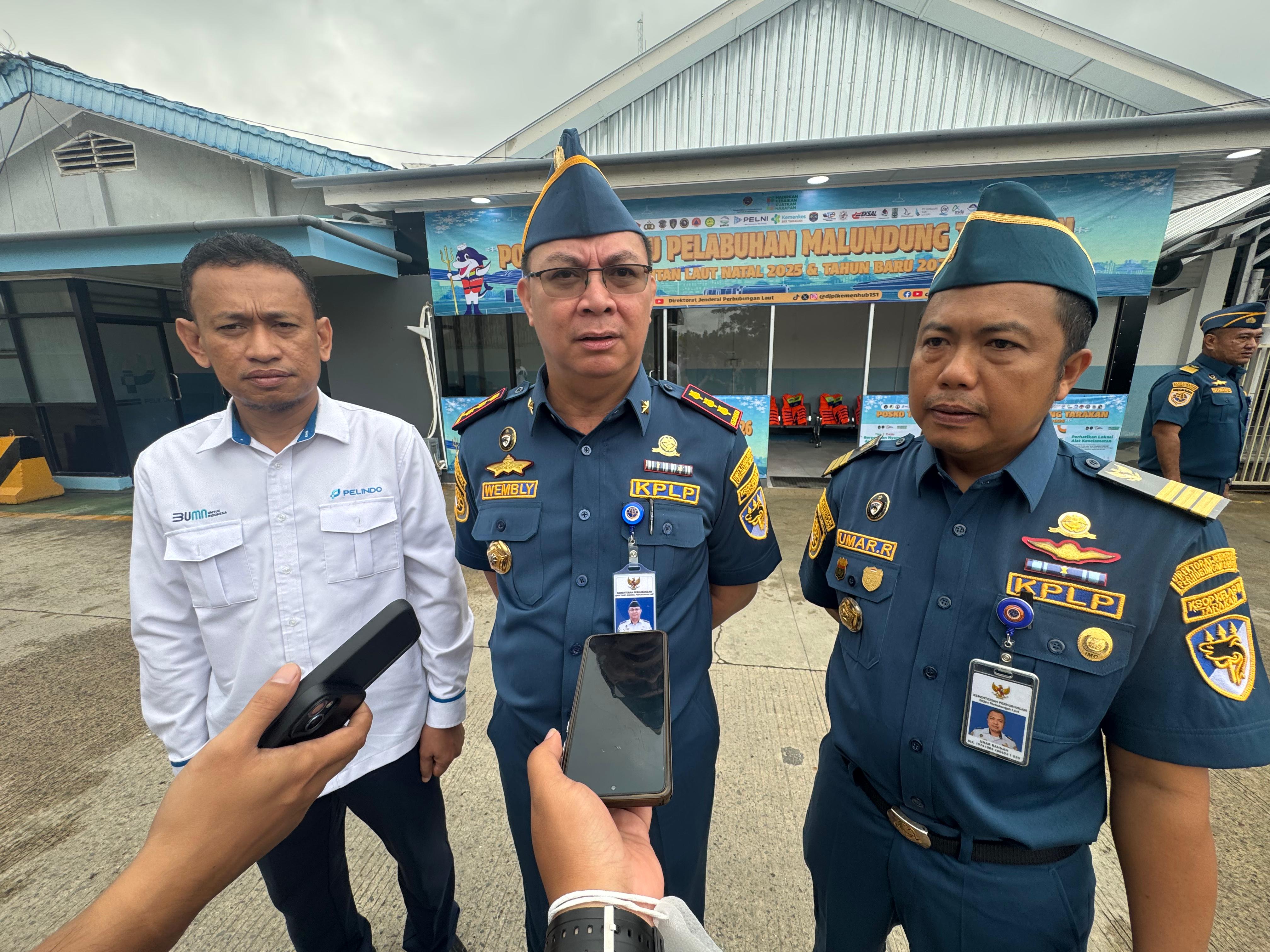 TAMBAH FASILITAS: General Manager PT Pelindo Peti Kemas Tarakan, Amrullah didampingi KSOP Tarakan, Kamis (18/12). (SEPTIAN ASMADI/HRK)