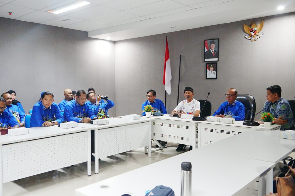 KUNJUNGAN: DKISP Kaltara menyambut kunjungan Diskominfo Berau di Ruang Command Center DKISP Kaltara lantai 5 Gedung Gabungan Dinas, Kamis (18/12). (DKISP KALTARA)