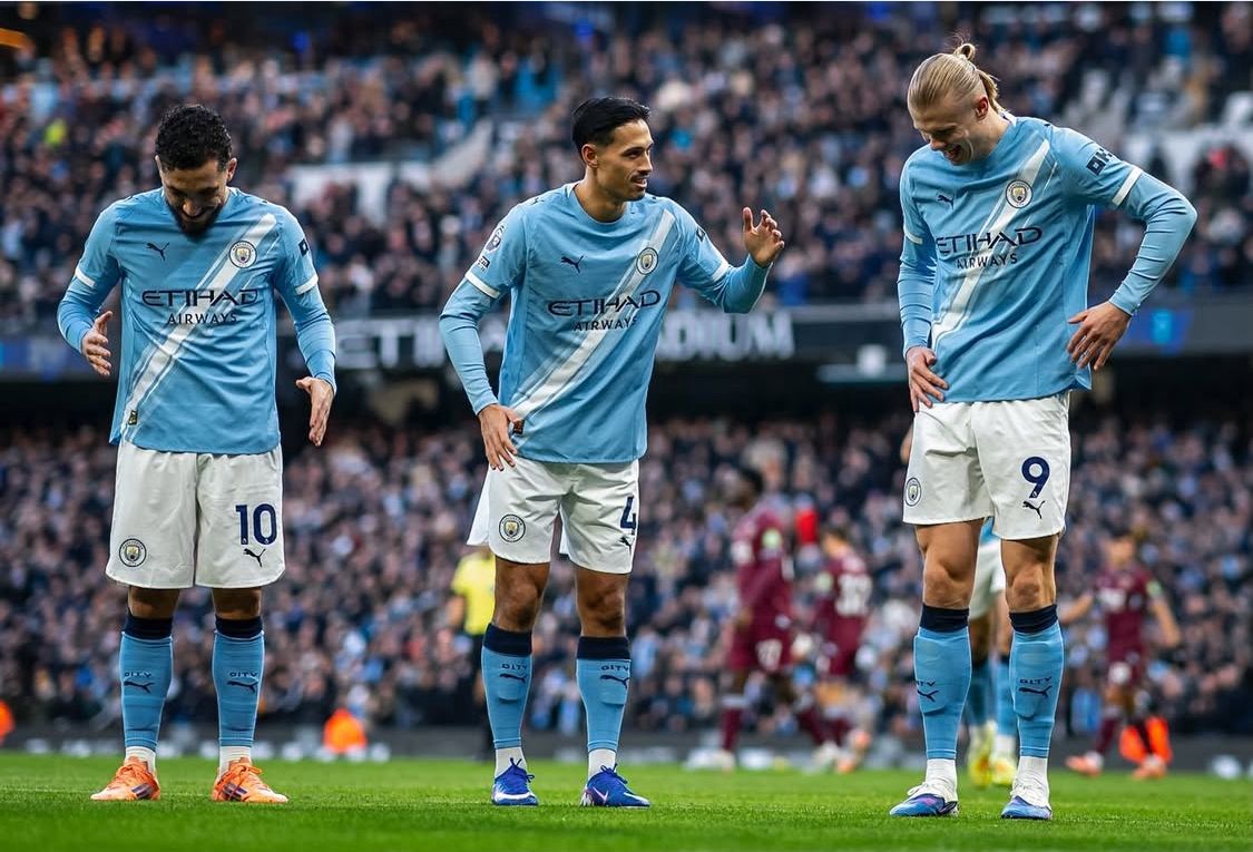 Rayan Cherki, Tijjani Reijnders, dan Erling Haaland rayakan kemenangan Manchester City. (@ManCity/X)