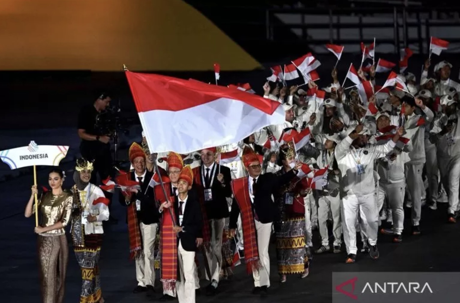 Atlet dan ofisial kontingen Indonesia mengikuti defile dalam pembukaan SEA Games 2025 di Stadion Rajamangala, Bangkok, Thailand, Selasa (9/12/2025). (ANTARA)