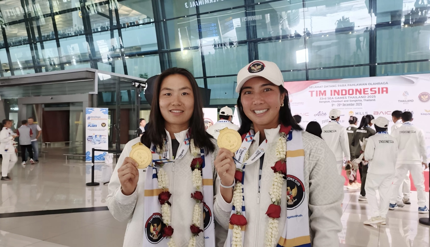 Janice Tjen dan Aldila Sutjiadi tiba di tanah air setelah menyabet medali emas di SEA Games 2025. (Dimas Ramadhan/JawaPos.com)