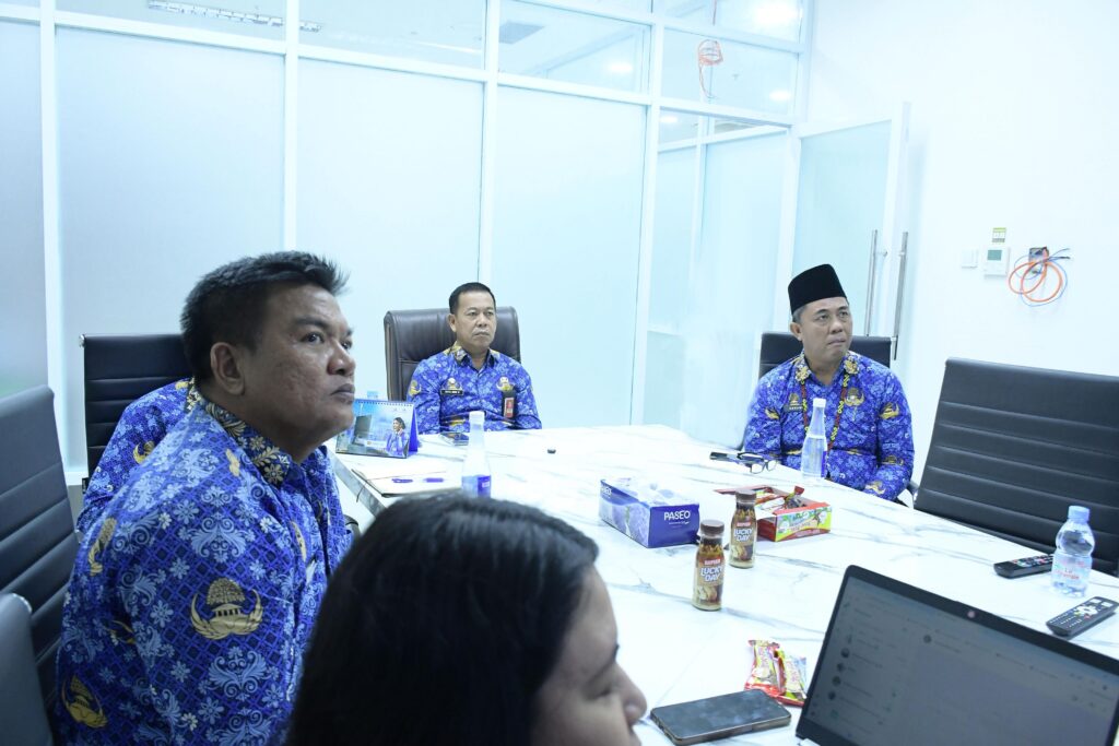 BAHAS UMP: Asisten Bidang Pemerintahan dan Kesejahteraan Rakyat Setda Kaltara Datu Iqro Ramadhan (kiri) mengikuti Sosialisasi Kebijakan Penetapan Upah Minimum Tahun 2026. (DKISP KALTARA)