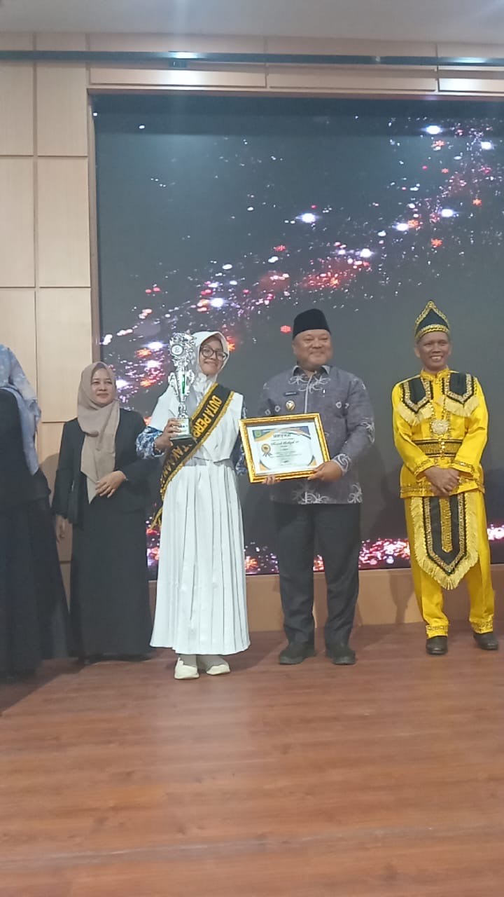 DINOBATKAN: Siswi SMP Negeri 1 Tanjung Redeb berusia 14 tahun, Annisah Fathiyyah Ilza, dinobatkan sebagai Duta Perpustakaan Berau tahun 2025 oleh Dispusip Berau. (ISTIMEWA)