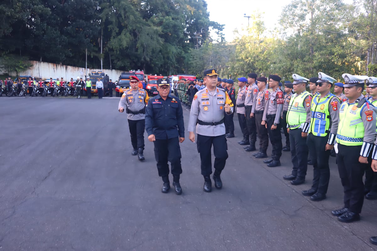 GELAR PASUKAN: Polisi dan Pemkot Tarakan melihat kesiapan pasukan jelang Nataru. (SEPTIAN ASMADI/HRK)