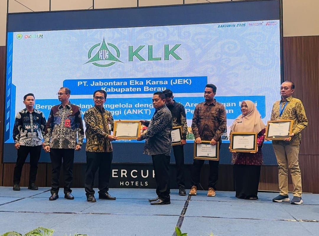 DIAPRESIASI: Senior Manager, Adi Ramdani sebagai perwakilan PT JEK saat menerima langsung piagam penghargaan sebagai pengelola ANKT terbaik di area perkebunan di Berau. (KLK GROUP UNTUK BERAU POST)