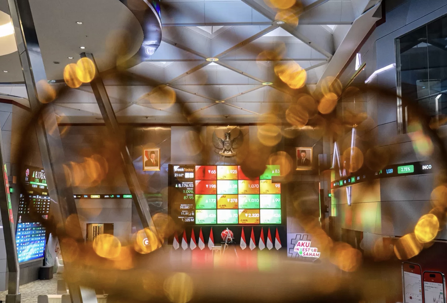 Layar digital yang menampilkan pergerakan Indeks Harga Saham Gabungan (IHSG) di Bursa Efek Indonesia (BEI), Jakarta, Selasa (21/10/2025). (Salman Toyibi/Jawa Pos)