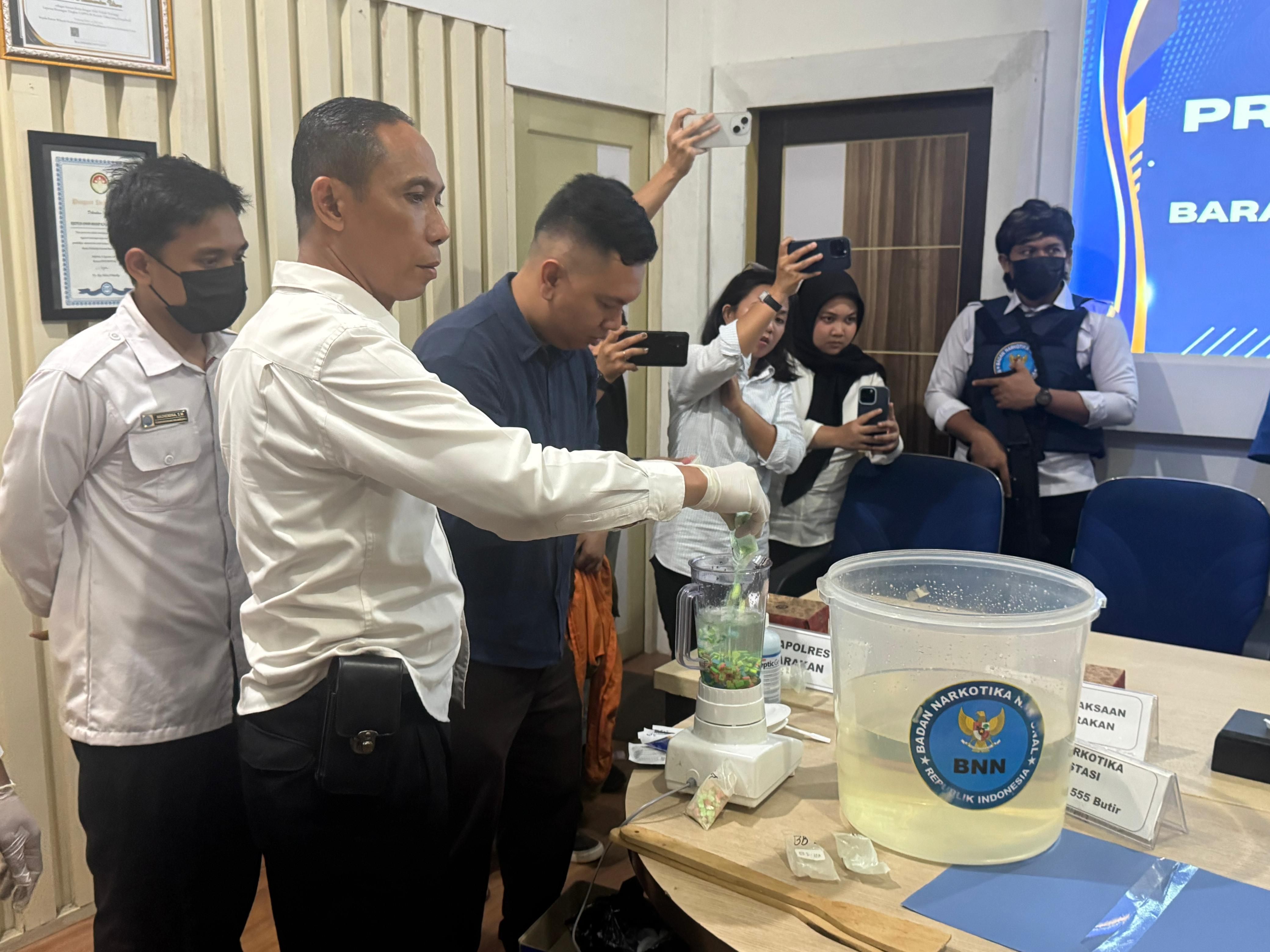DIMUSNAHKAN: Narkotika jenis sabu dan ekstasi dimusnahkan oleh petugas BNNP Kaltara, Senin (22/12). (SEPTIAN ASMADI/HRK)