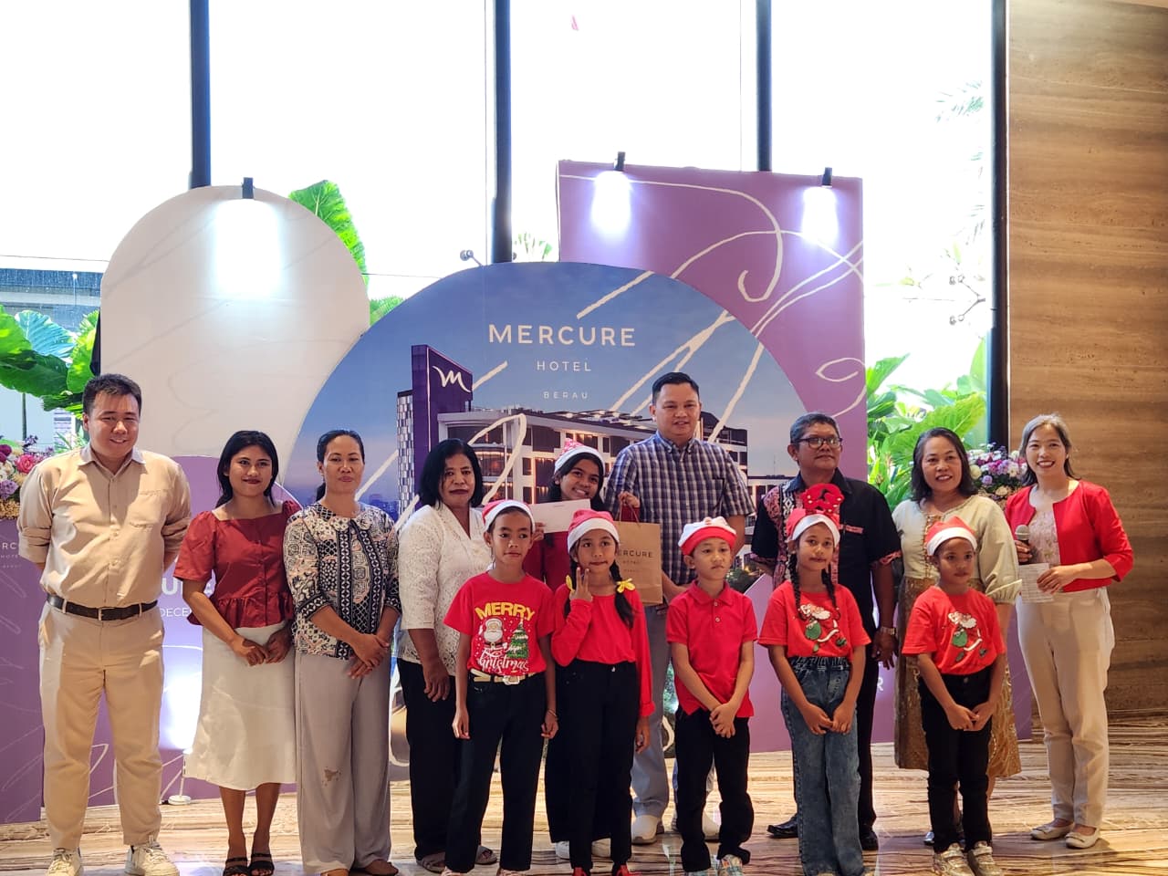 NATAL BERSAMA: Mercure Berau melaksanakan kegiatan sosial dalam rangka menyambut Natal pada Sabtu 20 Desember di Hotel Mercure Berau. (MERCURE BERAU UNTUK BP)