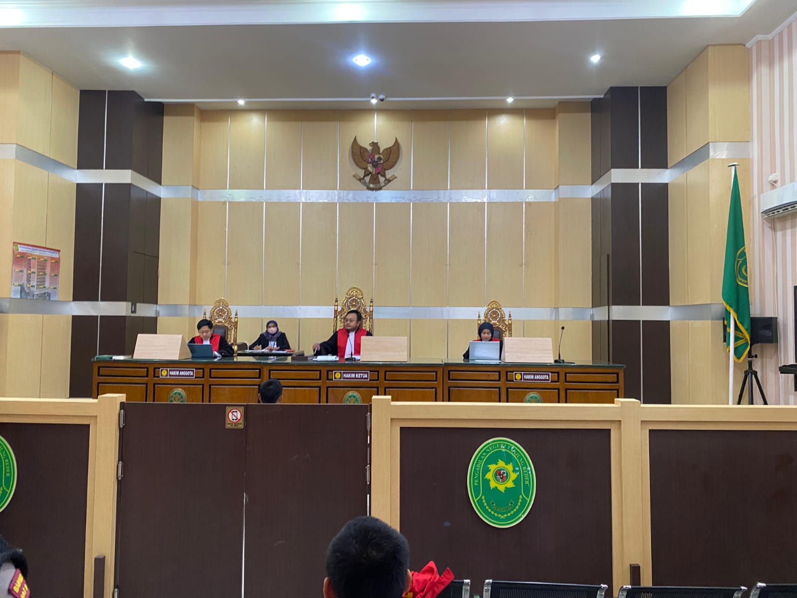 DAKWAAN: Terdakwa kasus dugaan pembunuhan istri dan anak di Segah, JU mengikuti jalannya persidangan pembacaan dakwaan oleh JPU di Pengadilan Negeri Kelas II Tanjung Redeb, Senin (22/12). (SENO/BP)