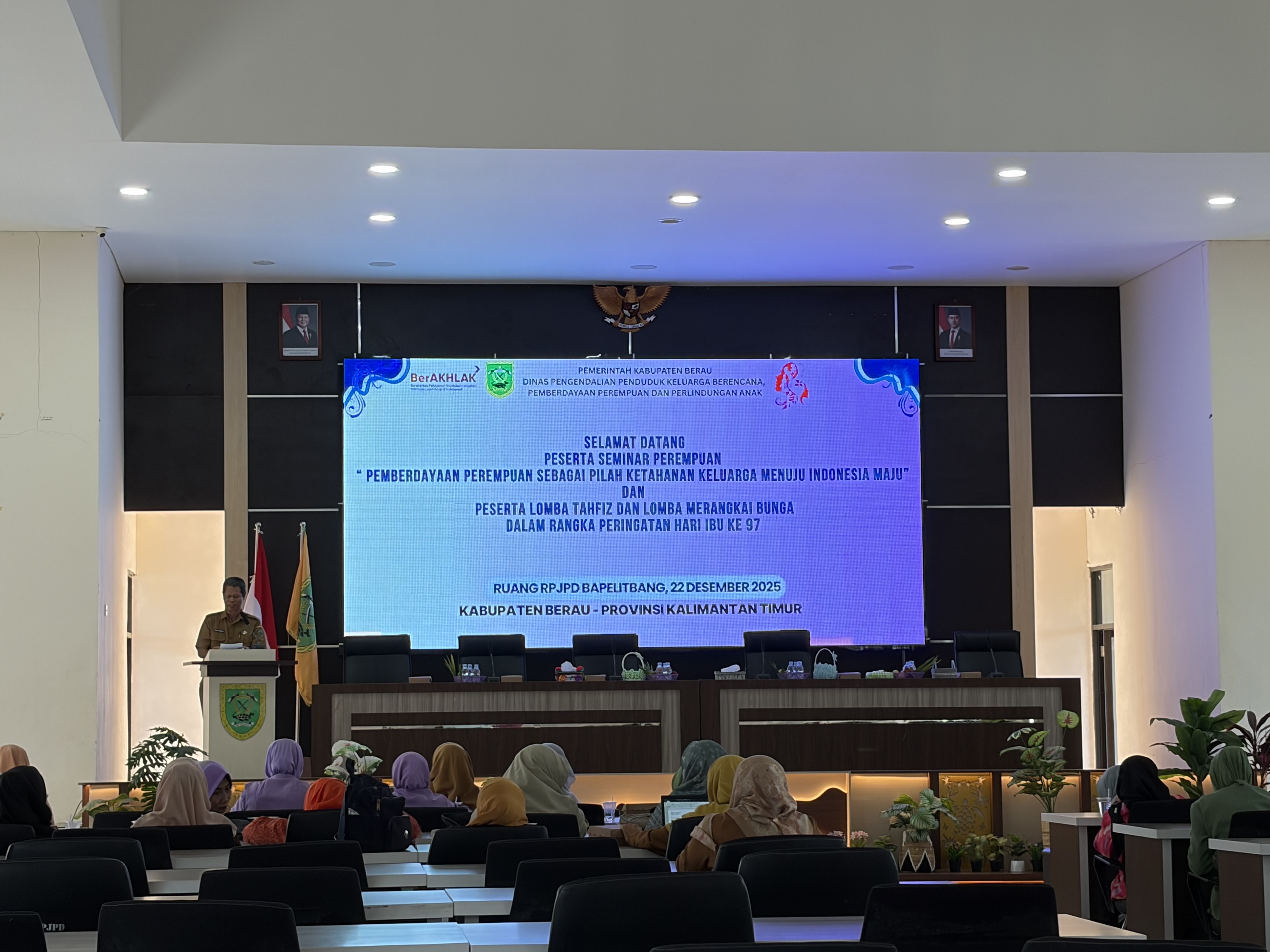 HARI IBU: Seminar inspiratif yang diselenggarakan DPPKBP3A Berau dalam rangka Peringatan Hari Ibu ke-97 di ruang rapat RPJMD Bapelitbang, Senin (22/12). (IZZA/BP)