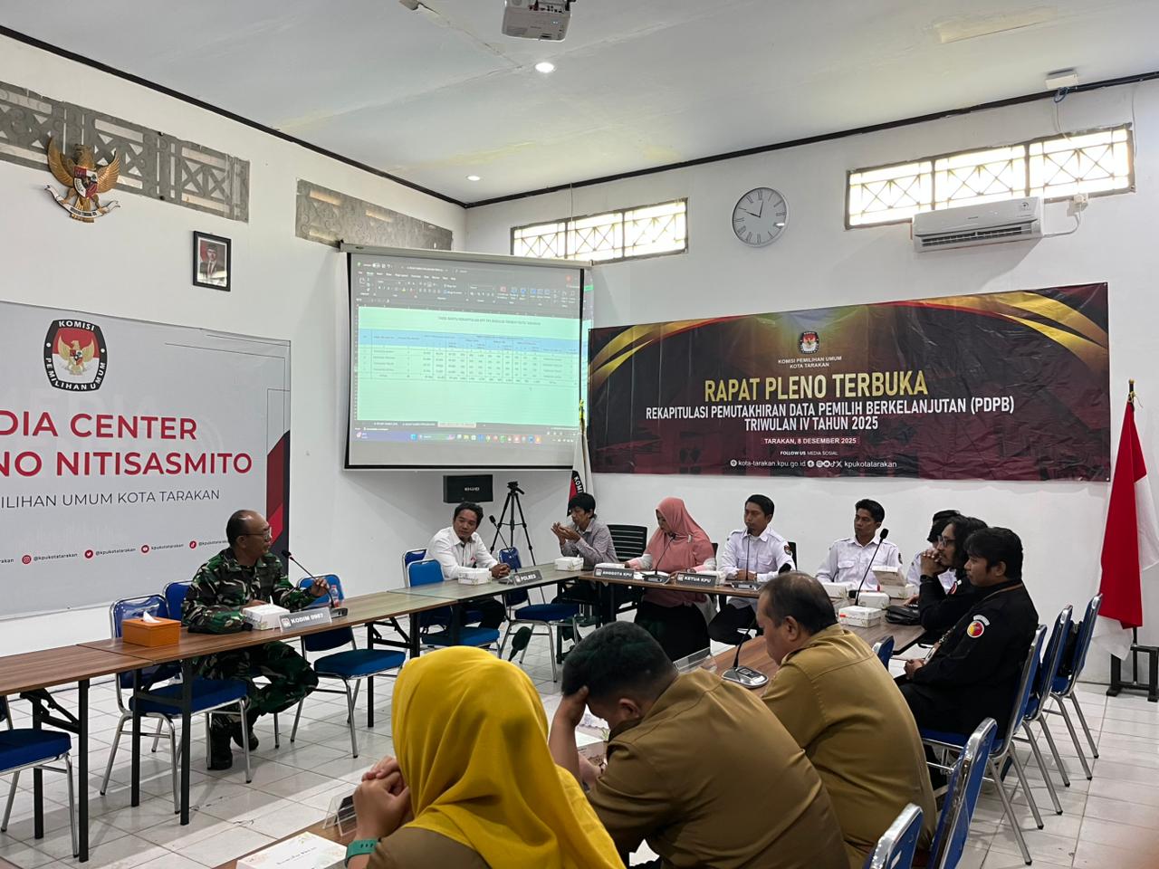 PLENO: Bawaslu Tarakan bersama KPU Tarakan saat melakukan rapat pleno PPDB. (HRK)