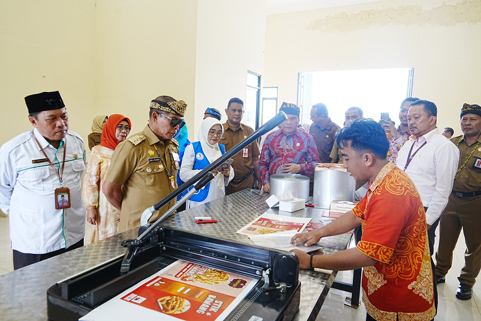 PERESMIAN GEDUNG: Gubernur Kaltara, Zainal A. Paliwang melihat produk pelaku UMKM usai meresmikan Gedung Rumah Kemasan IKM dan UKM Kaltara dengan menandatangani prasasti. (DKISP KALTARA)