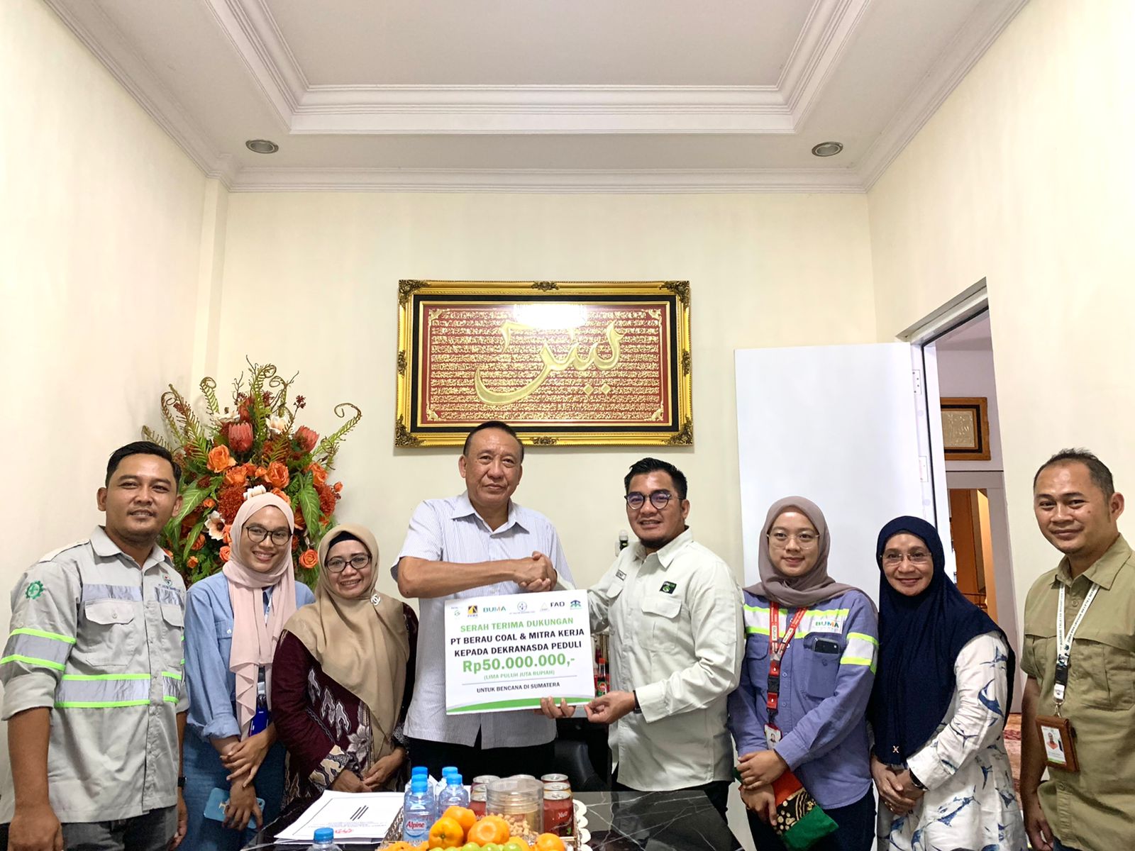 DISERAHKAN: Perwakilan manajemen PT Berau Coal bersama mitra kerja, Rudini secara simbolis menyerahkan bantuan yang diterima Ketum Dekranasda Berau Brigjen Pol (purn) Edy Suswanto. (SENO/BP)