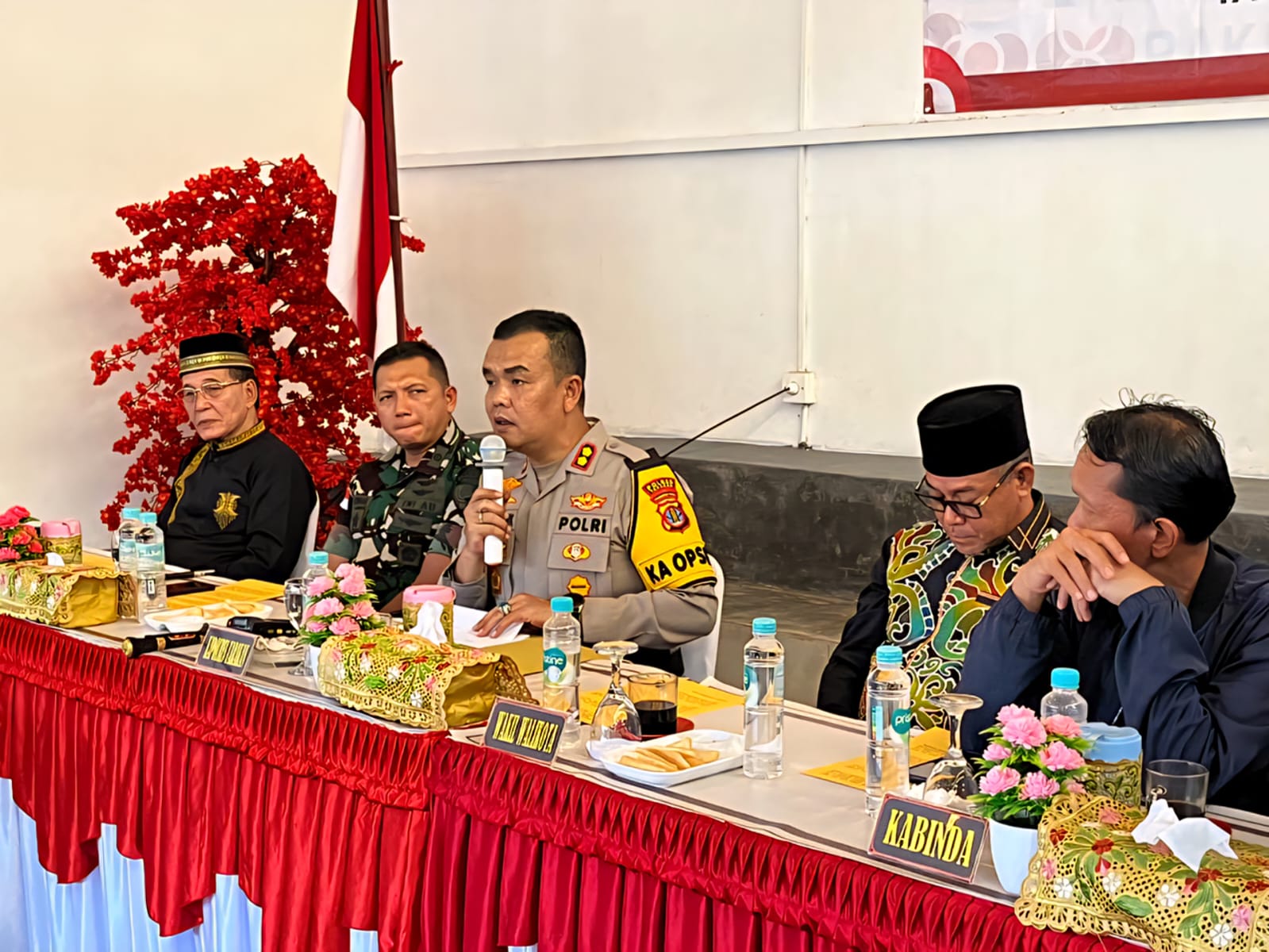 SILATURAHMI: Pihak kepolisian saat melakukan diskusi bersama tokoh masyarakat jelang Natal 2025 dan Tahun Baru 2026. (SEPTIAN ASMADI/HRK)