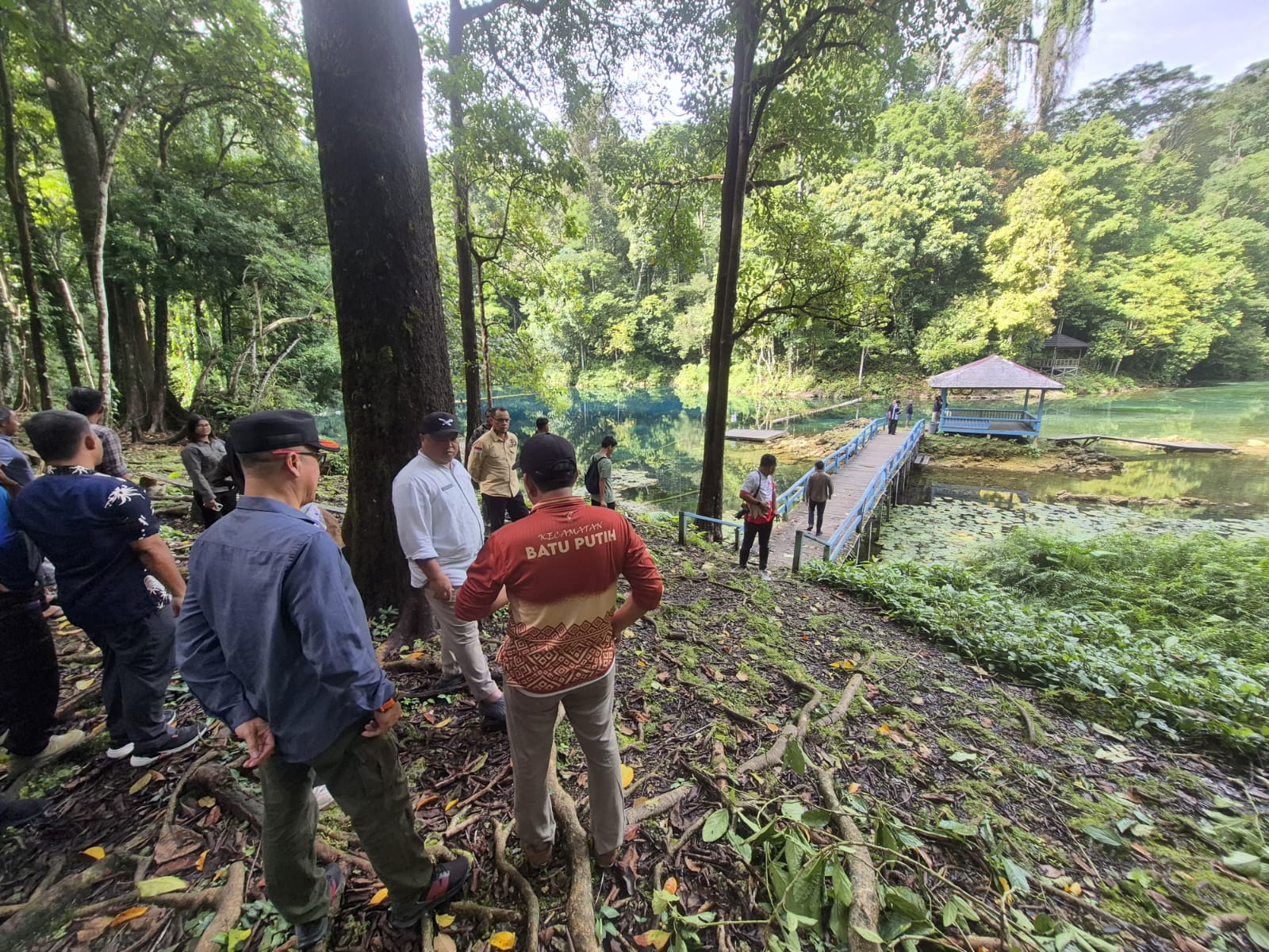 LIBUR PANJANG: Wakil Bupati Berau Gamalis saat meninjau objek wisata Tulung Ni Lenggo di Kampung Tembudan, Kecamatan Batu Putih beberapa pekan lalu. (BP)