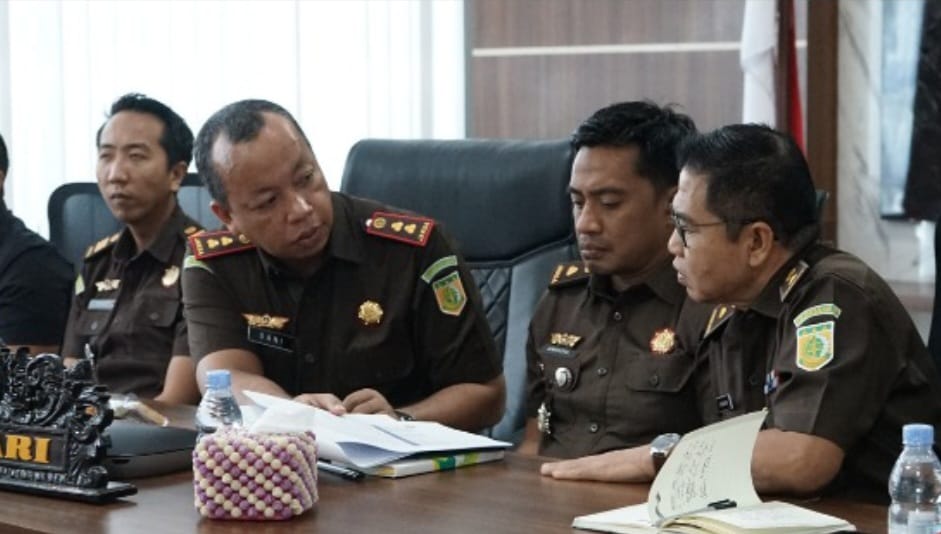 LAKUKAN PENYESUAIAN: Jaksa di Kejari Berau dengan rutin melaksanakan diskusi grup membahas penerapan KUHP dan KUHAP baru di 2026 mendatang sebagai penyesuaian. (BERAU POST)