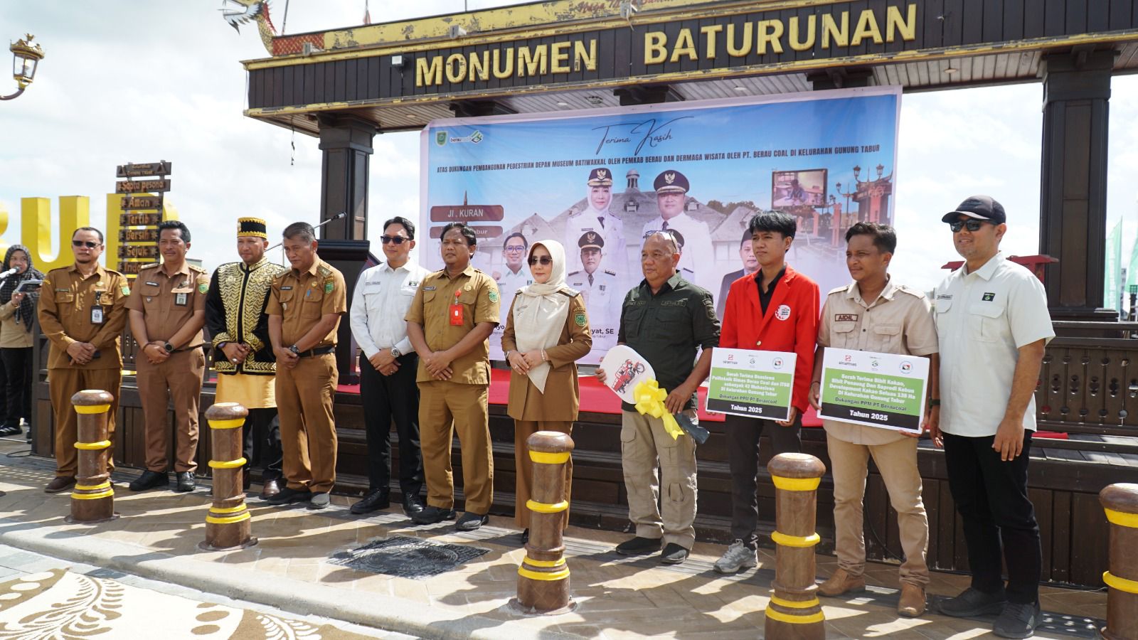 FOTO BERSAMA: Bupati Berau, Sri Juniarsih, Camat Gunung Tabur, Lutfi Hidayat, foto bersama management PT Berau Coal usai peresmian pedestarian Museum Batiwakkal dan dermaga wisata. (ARTA KUSUMA/BP)