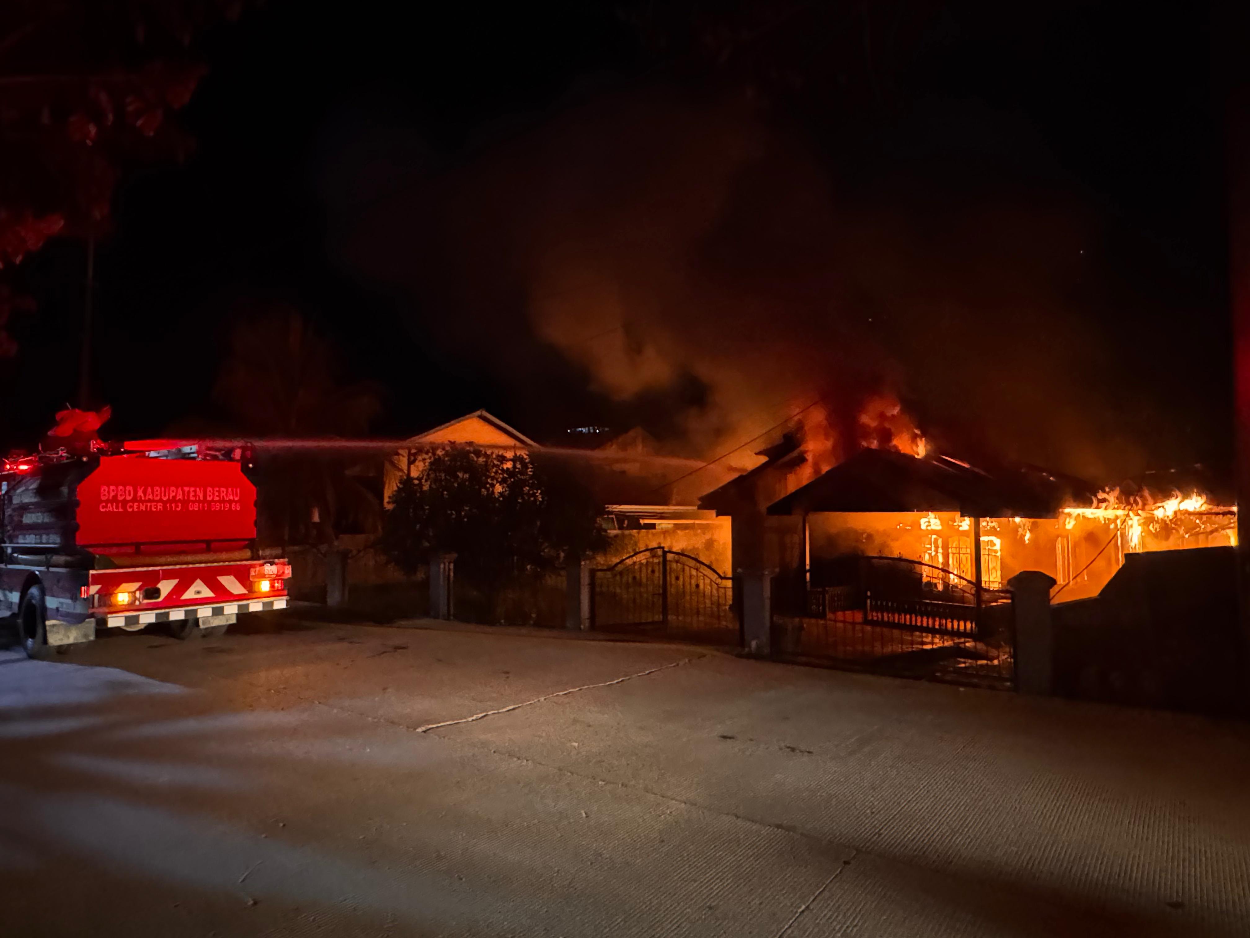 TERBAKAR: Diduga rumah kosong di Kalan Gunung Panjang RT 3, Tanjung Redeb terbakar. (DAYAT/BP)