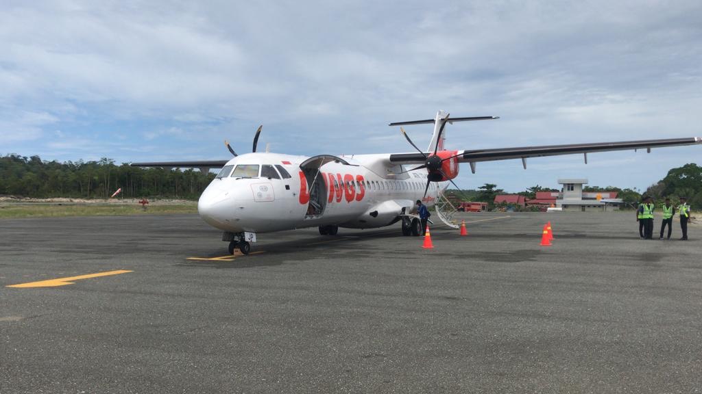 TINGKATKAN PEREKONOMIAN: Rute penerbangan Wings Air Kalimarau-Maratua diharap anggota legislatif Berau Sri Kumalasari mendongkrak perekonomian masyarakat. (SENO/BP)