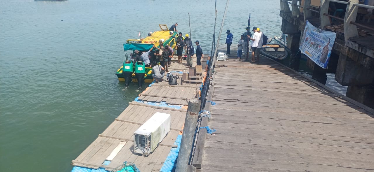 DUGAAN KELALAIAN: Seorang wisatawan yang disebut tengah hamil muda terjatuh ke air saat akan menaiki speedboat penyeberangan di dermaga sementara Tanjung Batu. (SENO/BP)