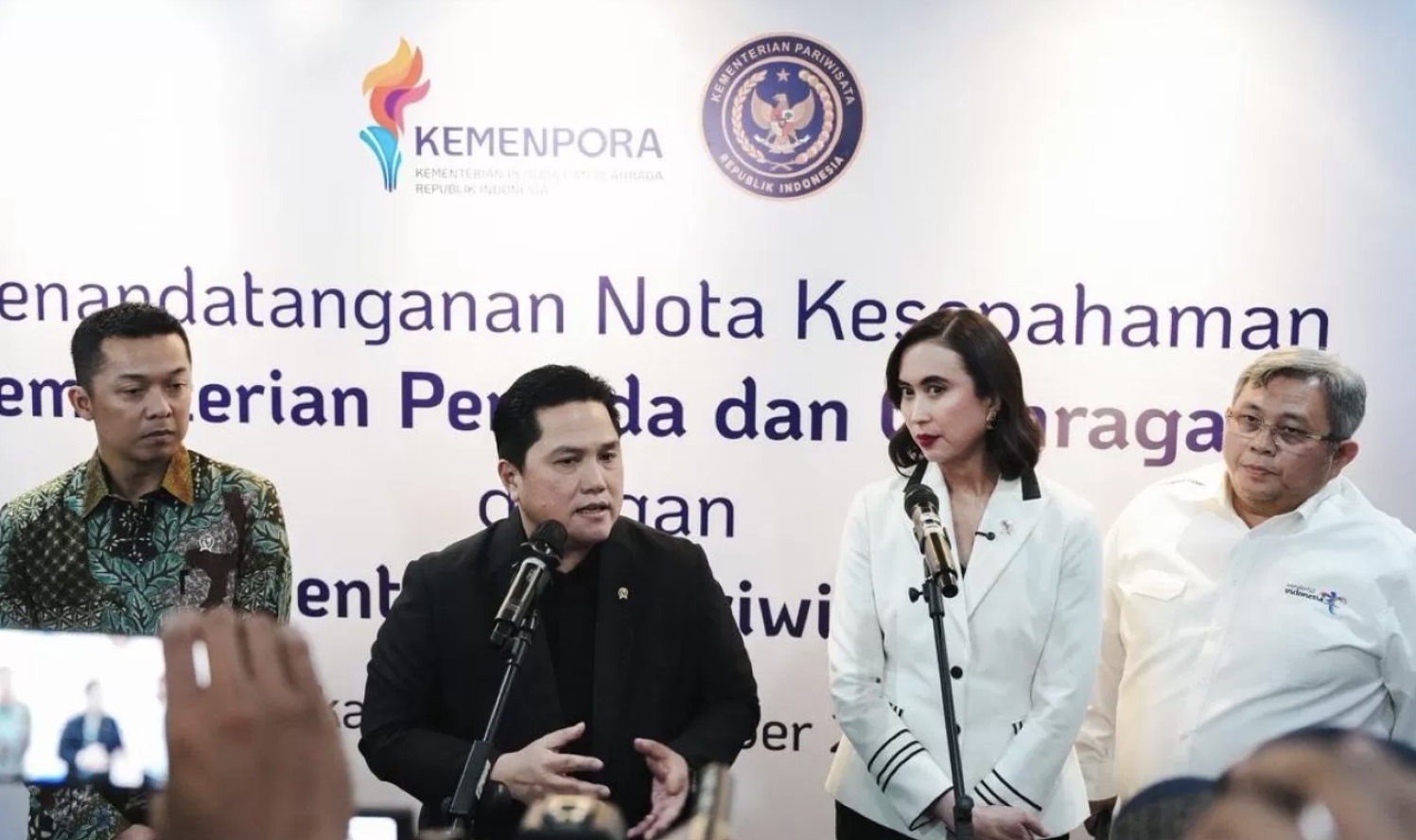 Menpora Erick Thohir tanda tangani MoU dengan Menpar Widiyanti Putri Wardhana. (Istimewa)