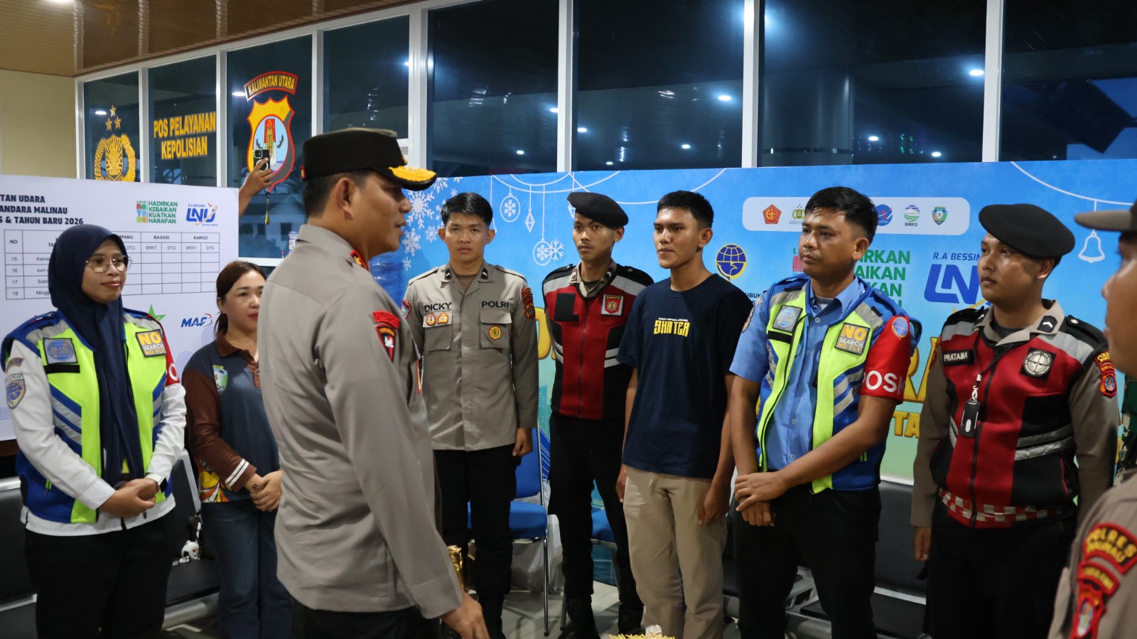 KESIAPAN PERSONEL: Kapolda Kaltara Irjen Pol Djati Wiyoto Abadhy memberikan arahan bagi personel yang bertugas di Pos Pelayanan Bandar Udara Malinau Robert Atty Bessing. (POLDA KALTARA UNTUK HRK)