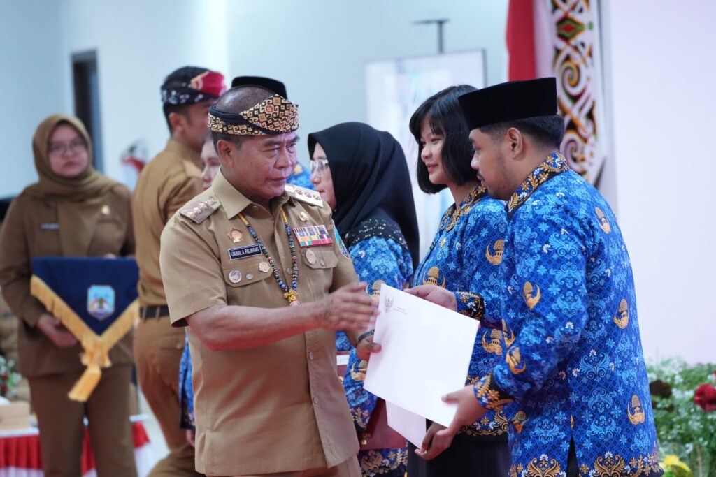 TERIMA SK: Gubernur Kaltara Zainal A. Paliwang menyerahkan SK bagi 408 PPPK Paruh Waktu, di lingkungan Pemprov Kaltara. (DKISP KALTARA)