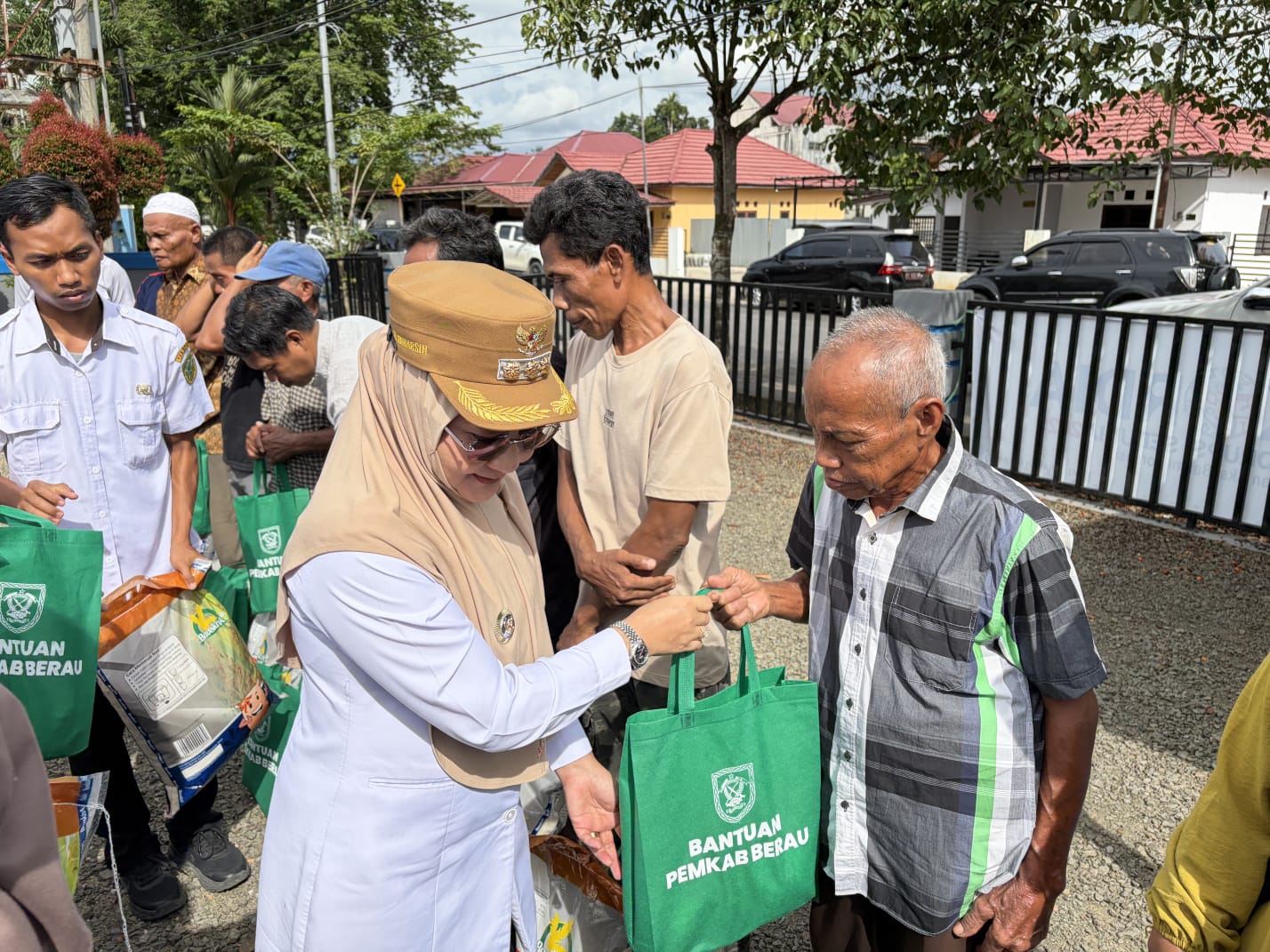 DISALURKAN: Bupati Berau Sri Juniarsih secara simbolis menyalurkan bansos dari pergeseran anggaran Hari Jadi Berau Tahun 2025 di Kelurahan Gayam, Rabu (24/12). (IZZA/BP)