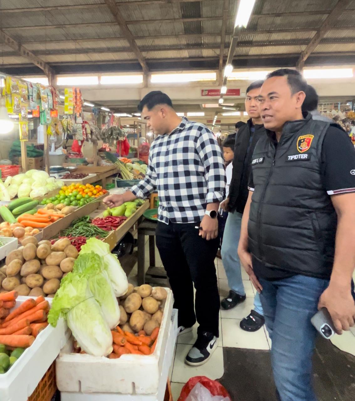 SIDAK: Reskrim Polres Berau melalui Tipidter melakukan sidak ke Pasar Adji Dilayah memastikan stok pangan aman dan harga sesuai HET. (POLRES BERAU UNTUK BERAU POST)