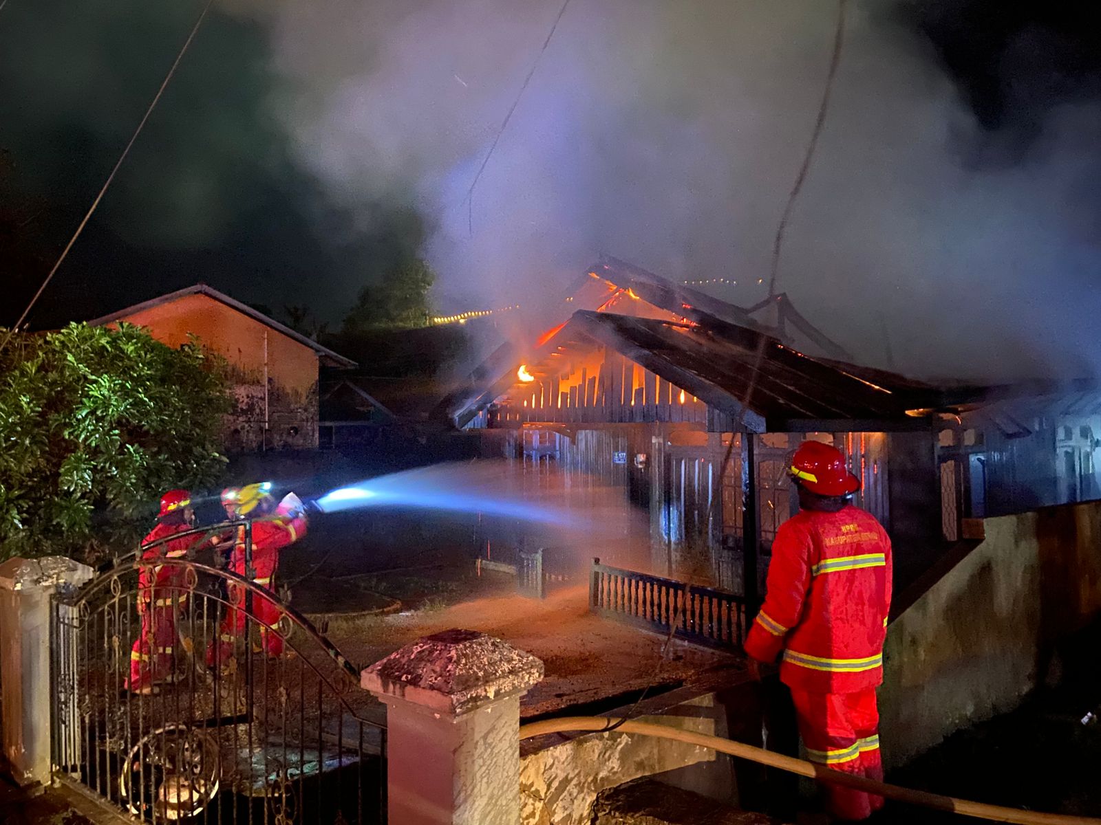 TERBAKAR: Satu unit rumah yang dijadikan mes untuk warga Kampung Campur Sari di Jalan Gunung Panjang hangus terbakar. (ARTA KUSUMA YUNANDA/BP)